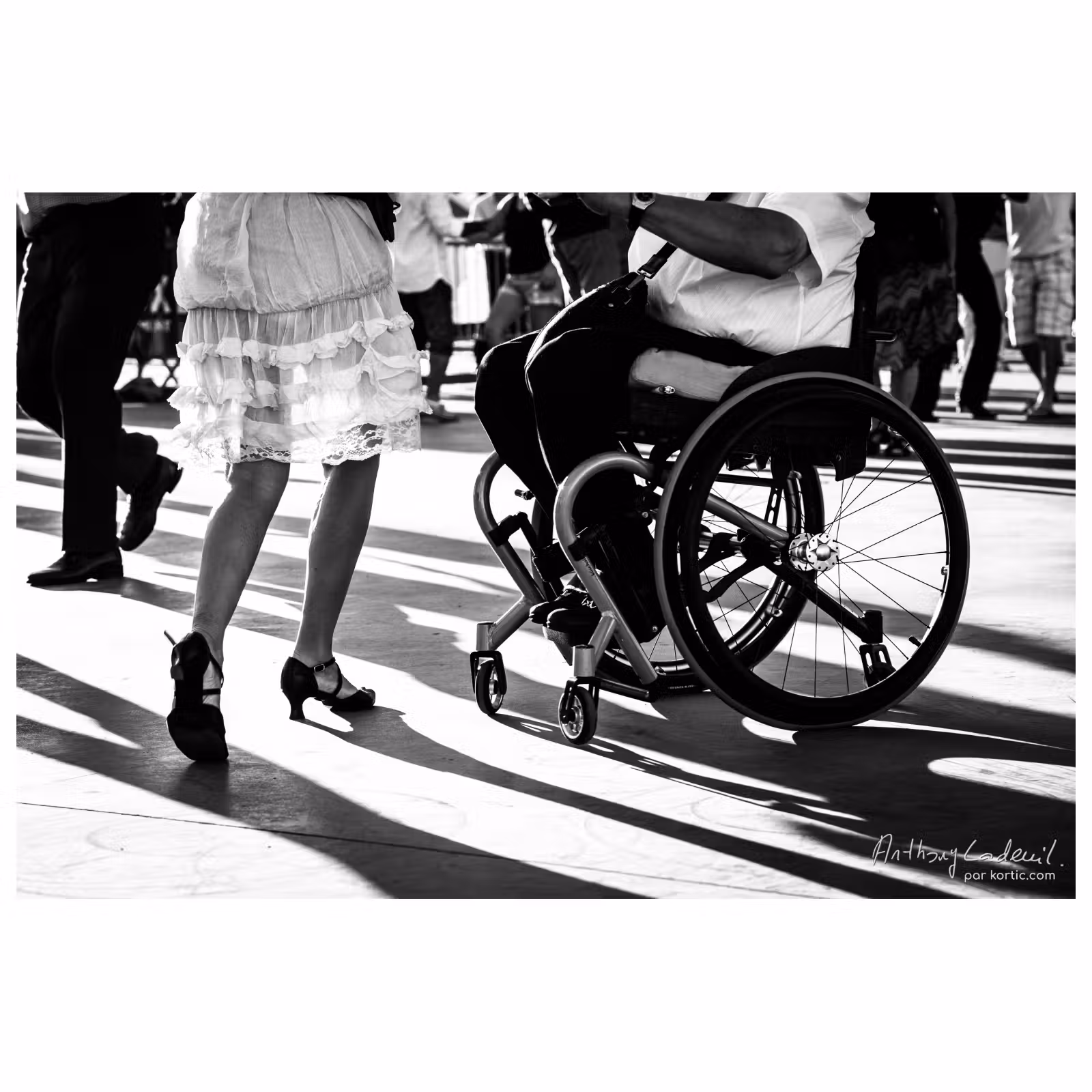 photographie d'une personne en fauteuil roulant qui danse avec une femme