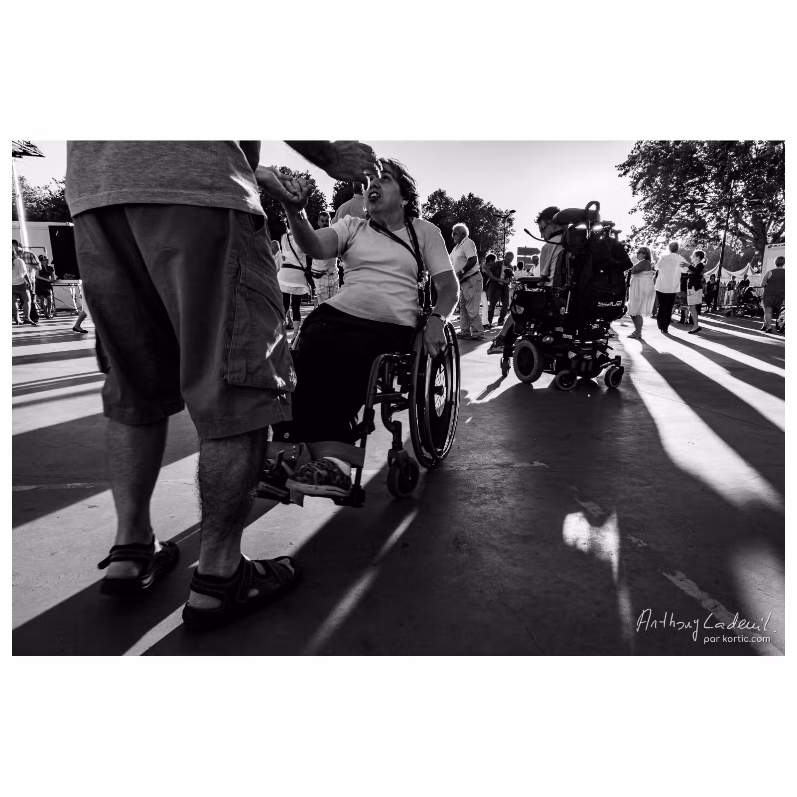 photographie d'une femme en fauteuil roulant qui danse avec un homme valide