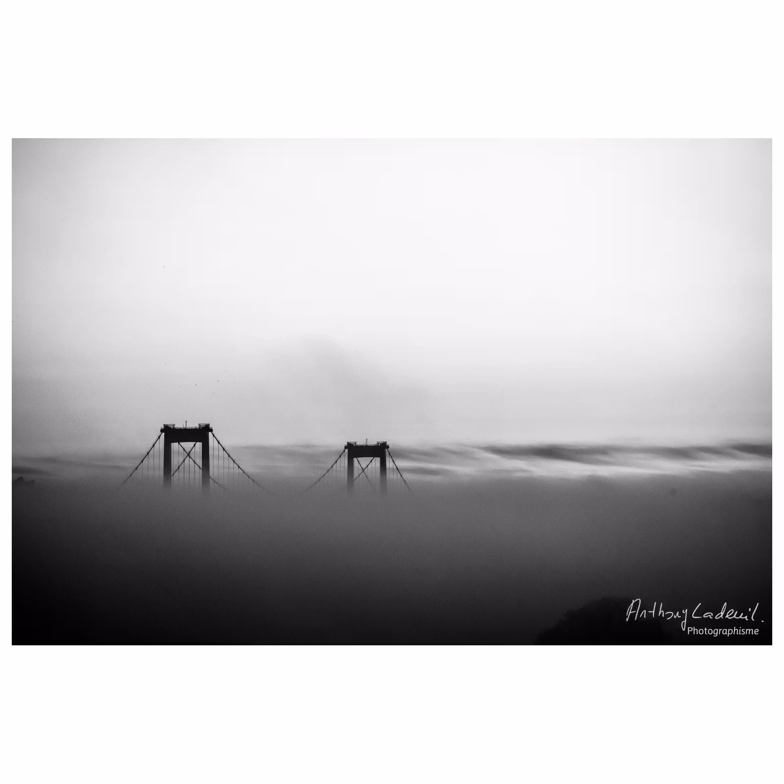 piliers de pont dépassant le brouillard