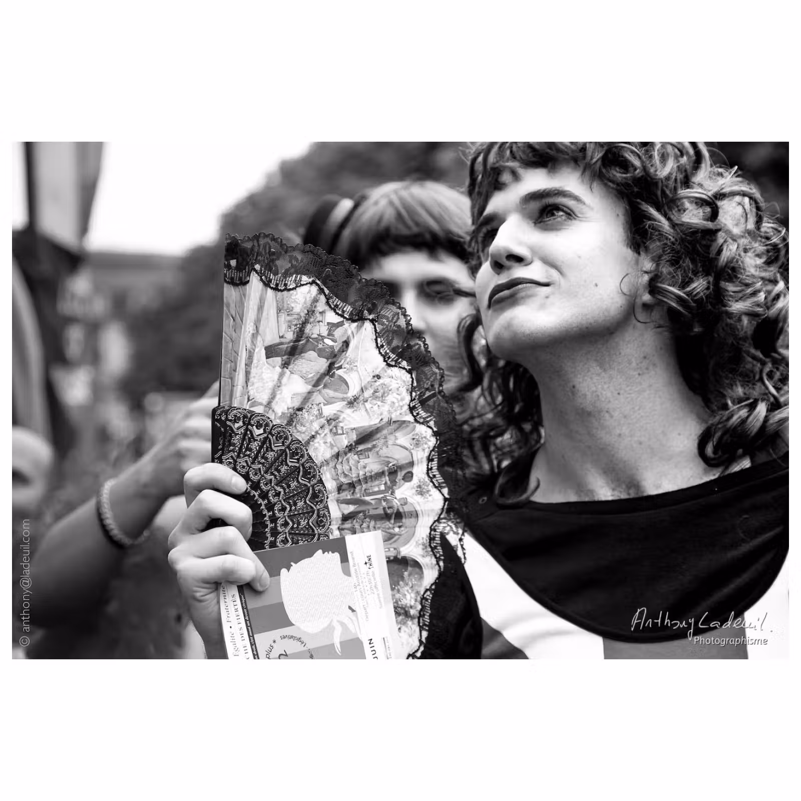 portrait d'un homme déguisé en femme participant à un défilé de gayrpide