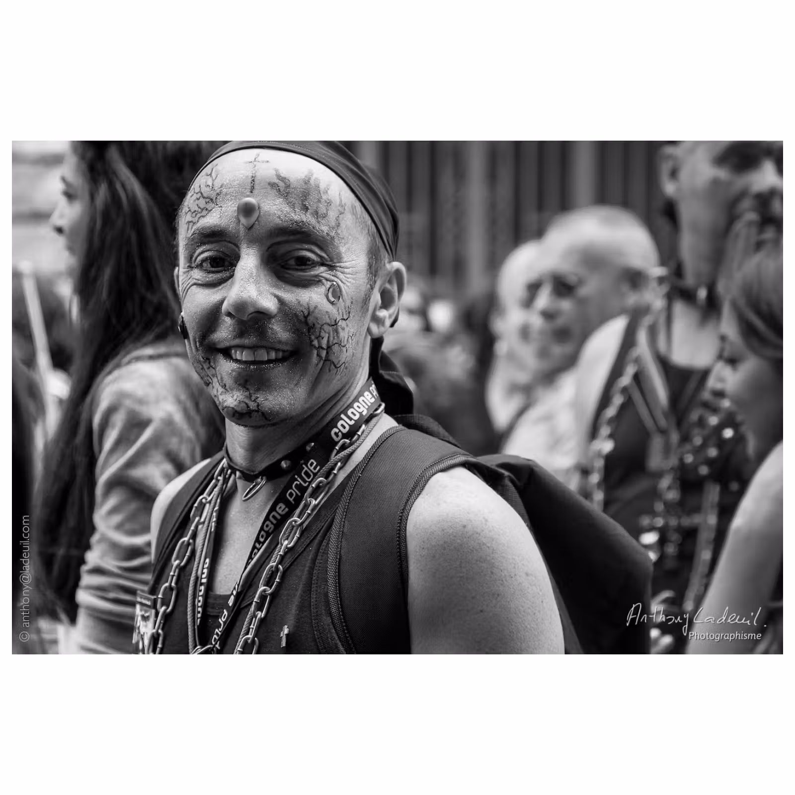 portrait d'un homme participant à un défilé de gayrpide
