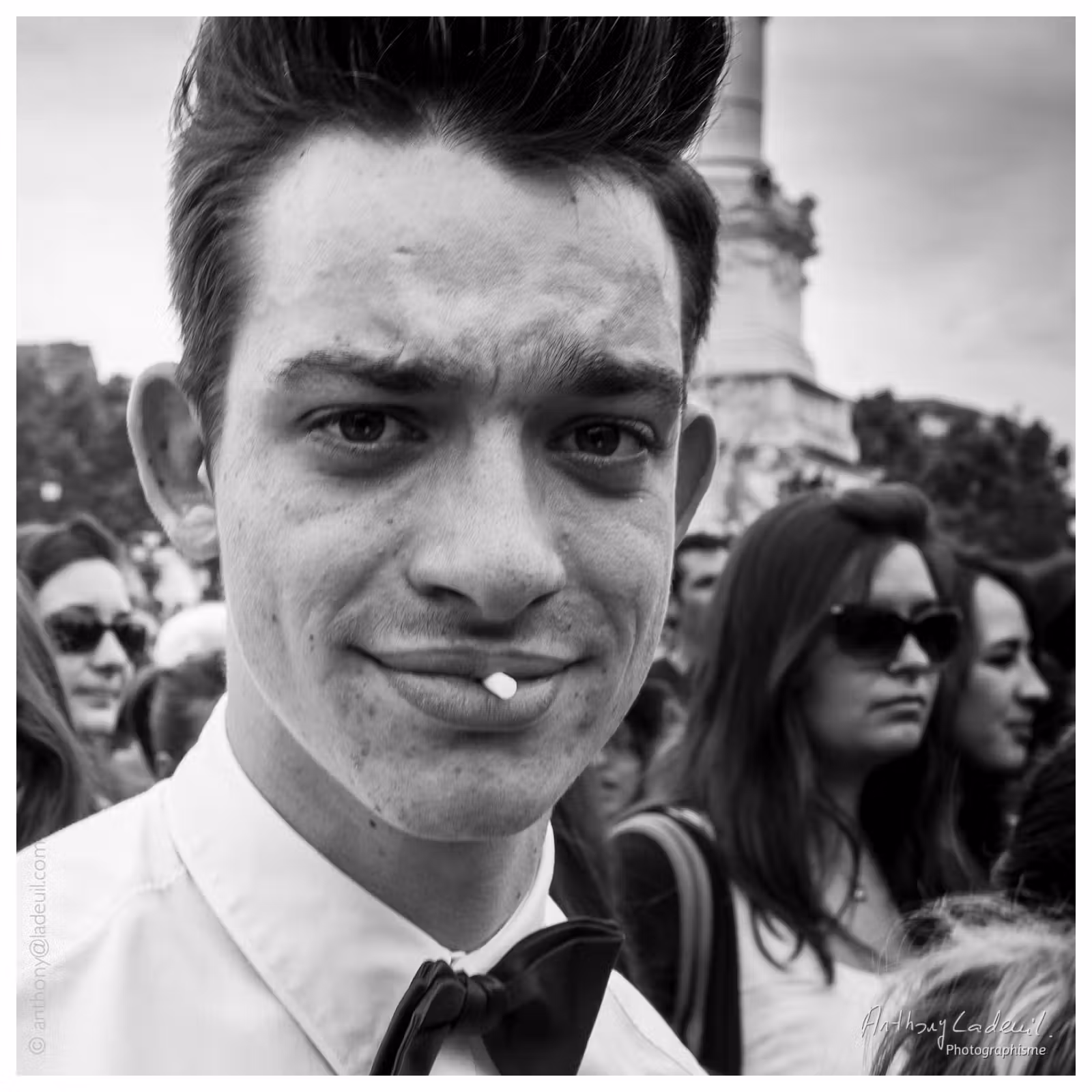 Portrait d'un homme avec un style années soixantes