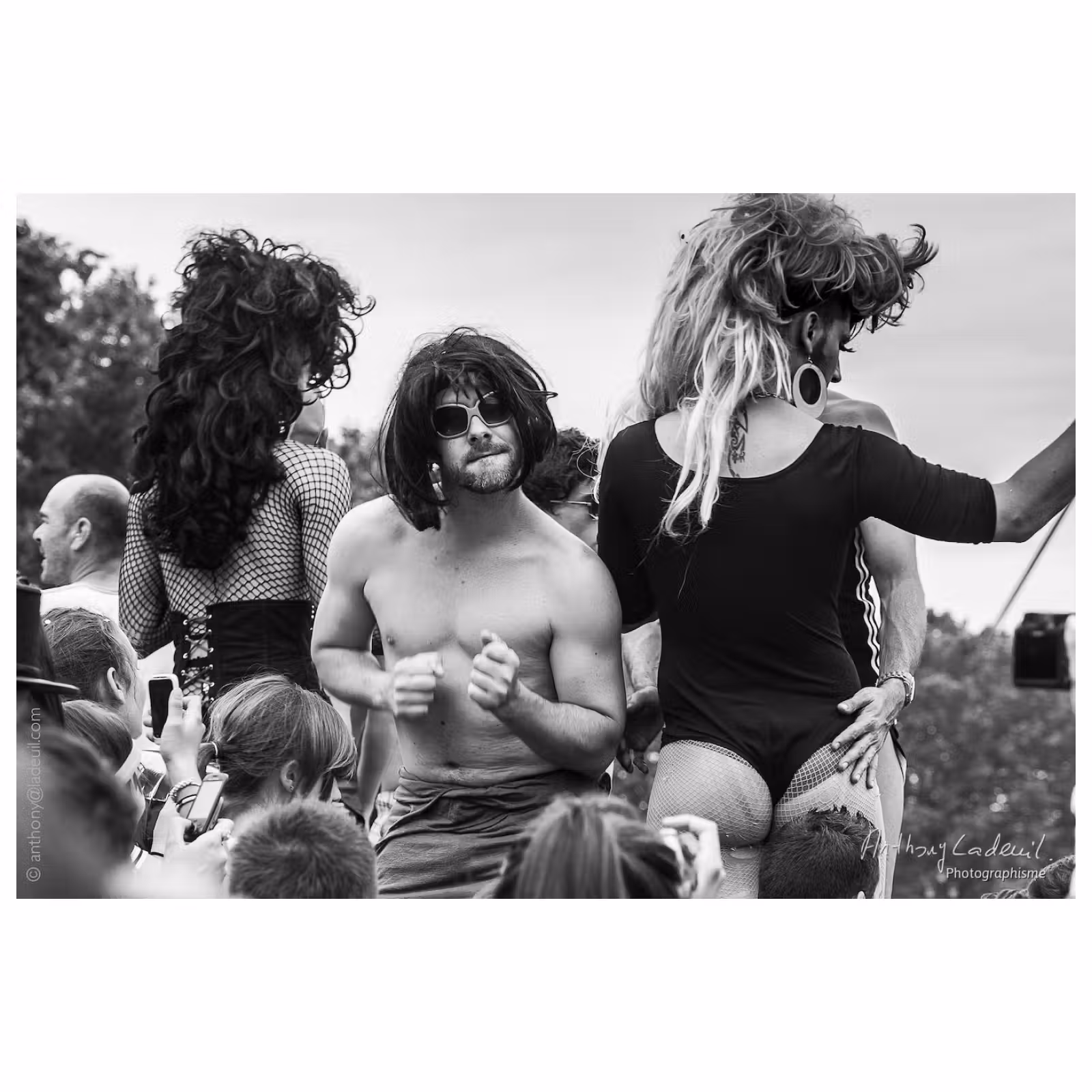 portrait d'un homme qui danse, participant à un défilé de gayrpide