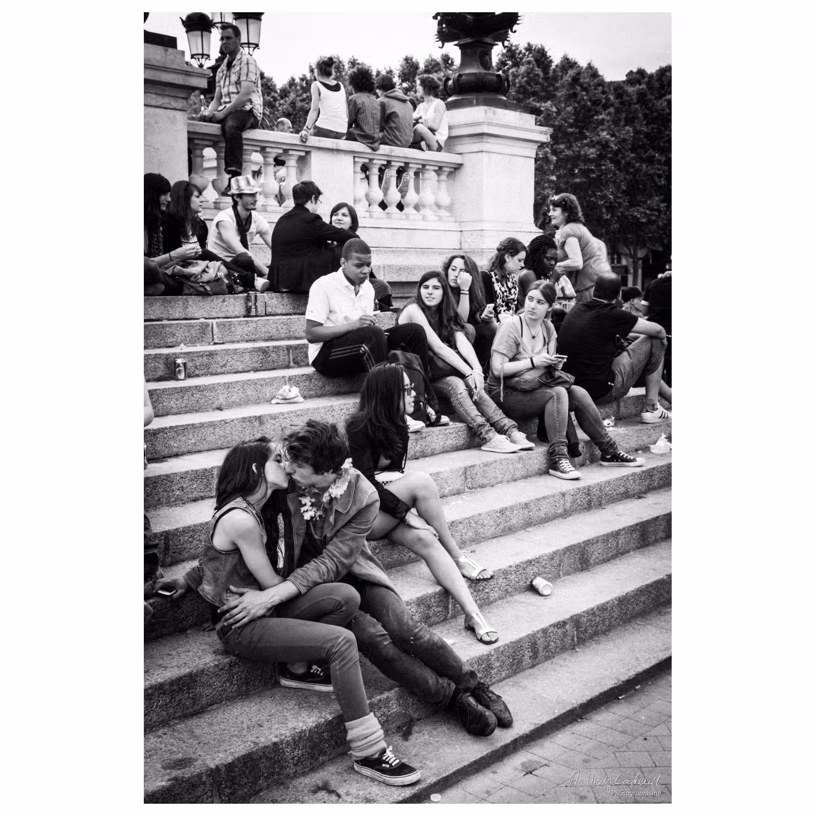 photographie de jeunes gens assis au pied de la statue des Girondins à Bordeaux
