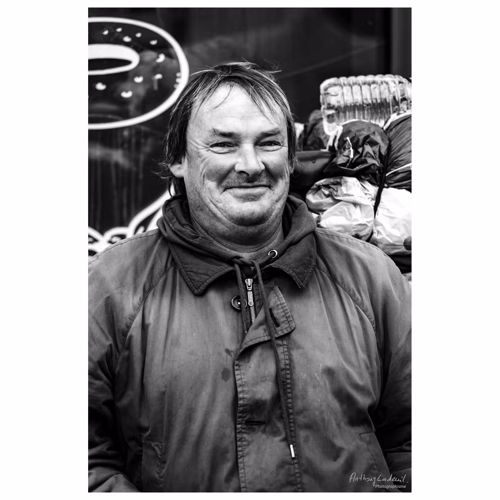 portrait en noir et blanc d'un sans domicile fixe souriant