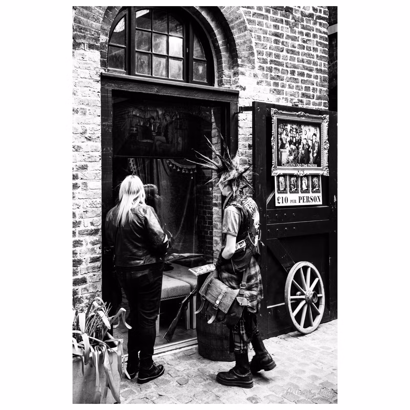 Photographie d'un anglais vêtu en mode punk avec une coiffure hérissée dans Camden Town
