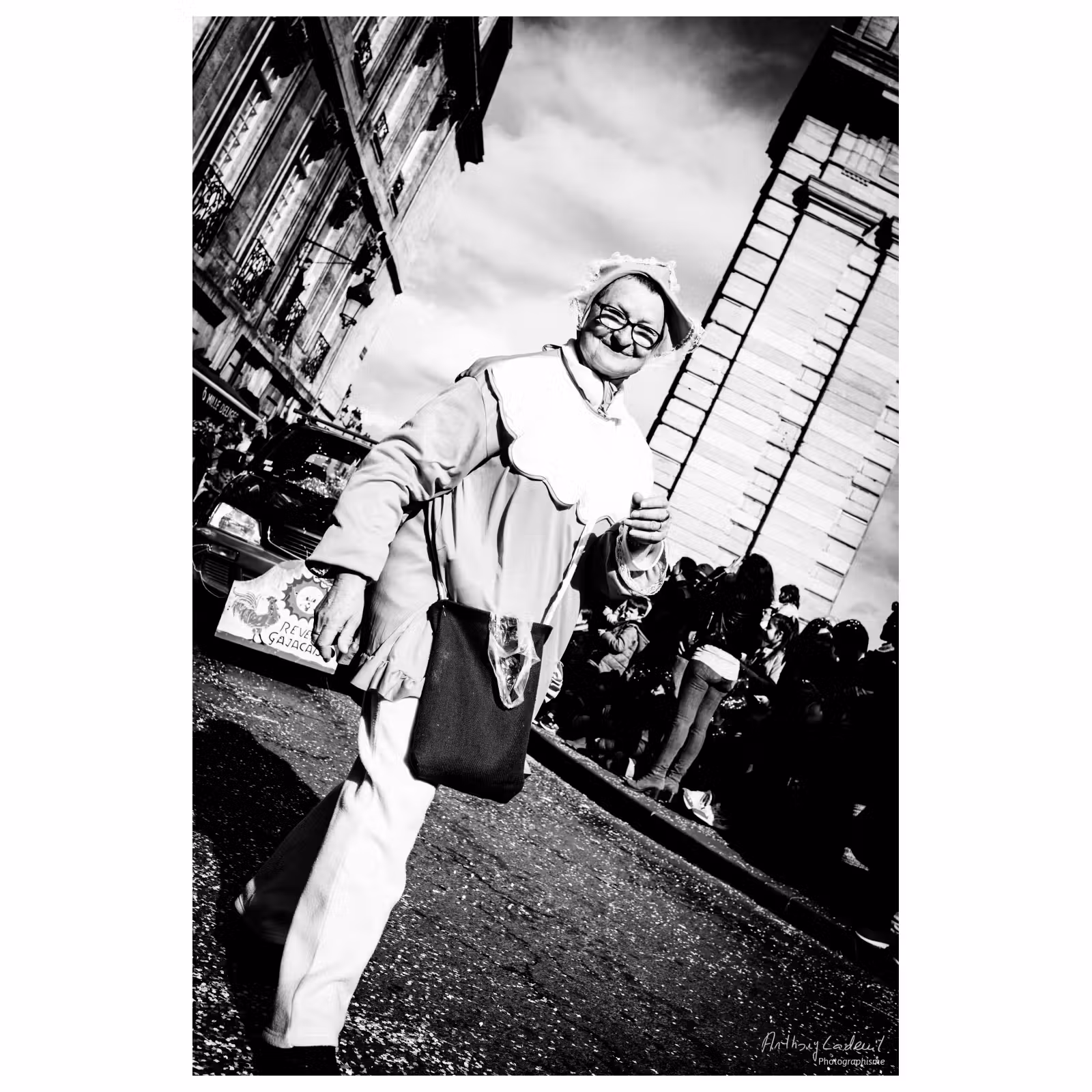 portrait d'une femme âgée déguisée dans la rue