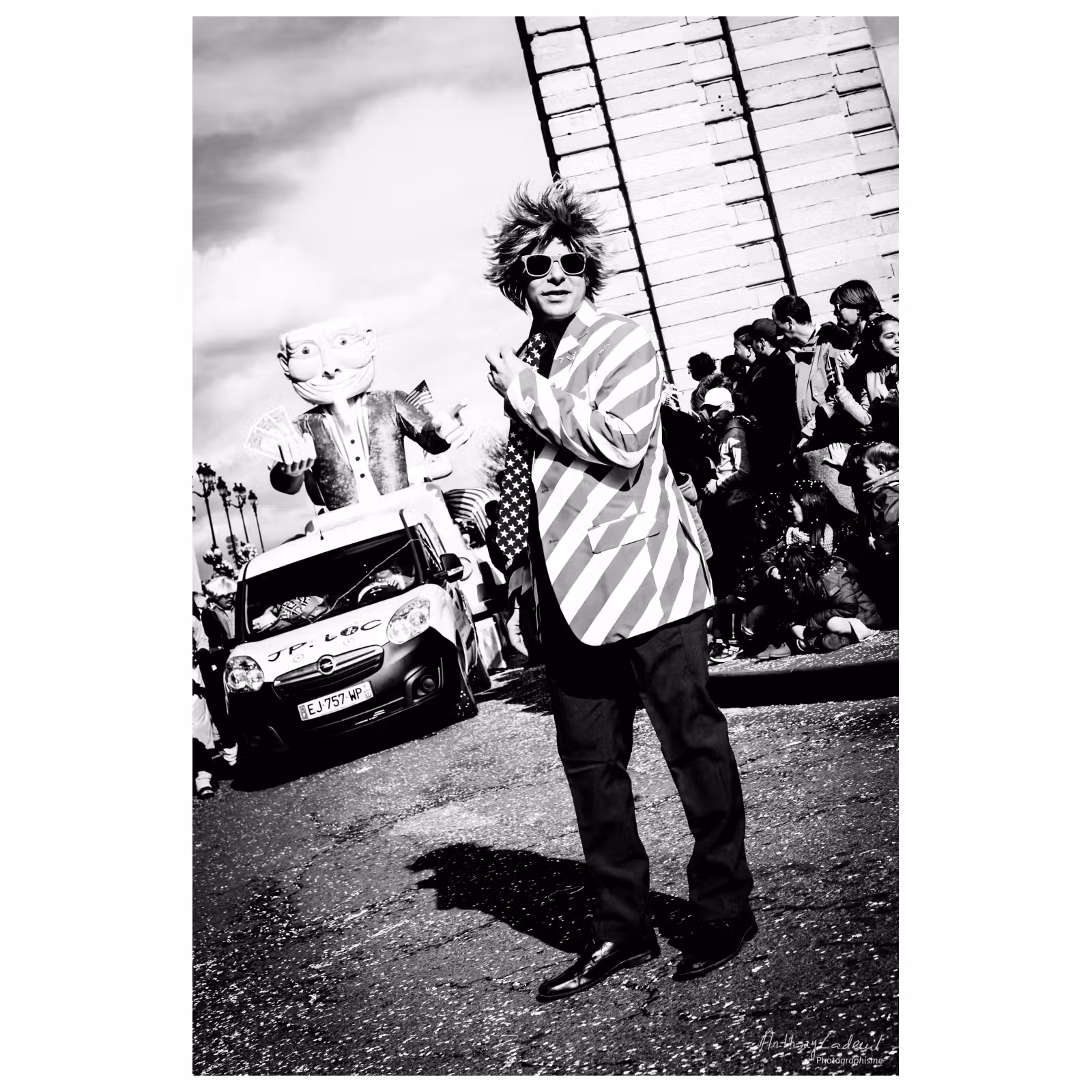 portrait d'un homme déguisé dans la rue
