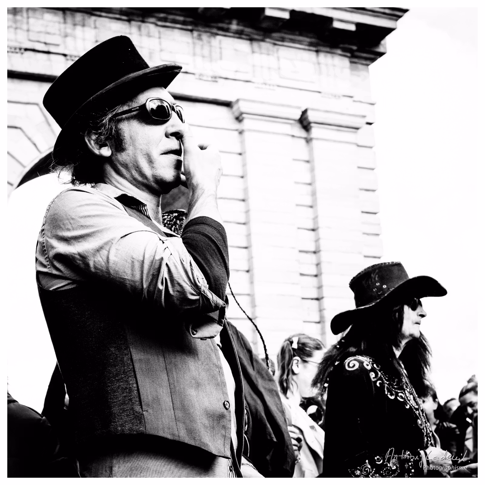 portrait d'un homme déguisé en cowboy dans la rue
