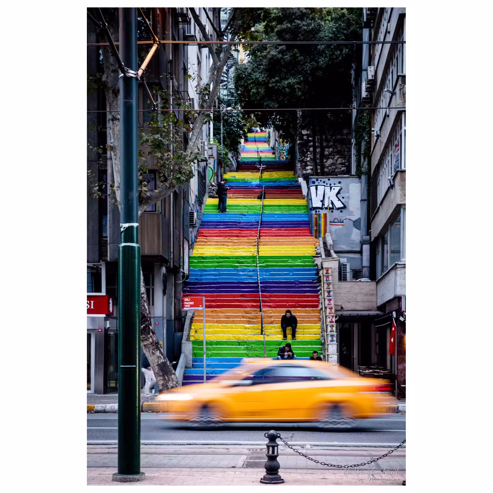 escalier peint multicolore à Istanbul avec un taxi jaune au premier plan