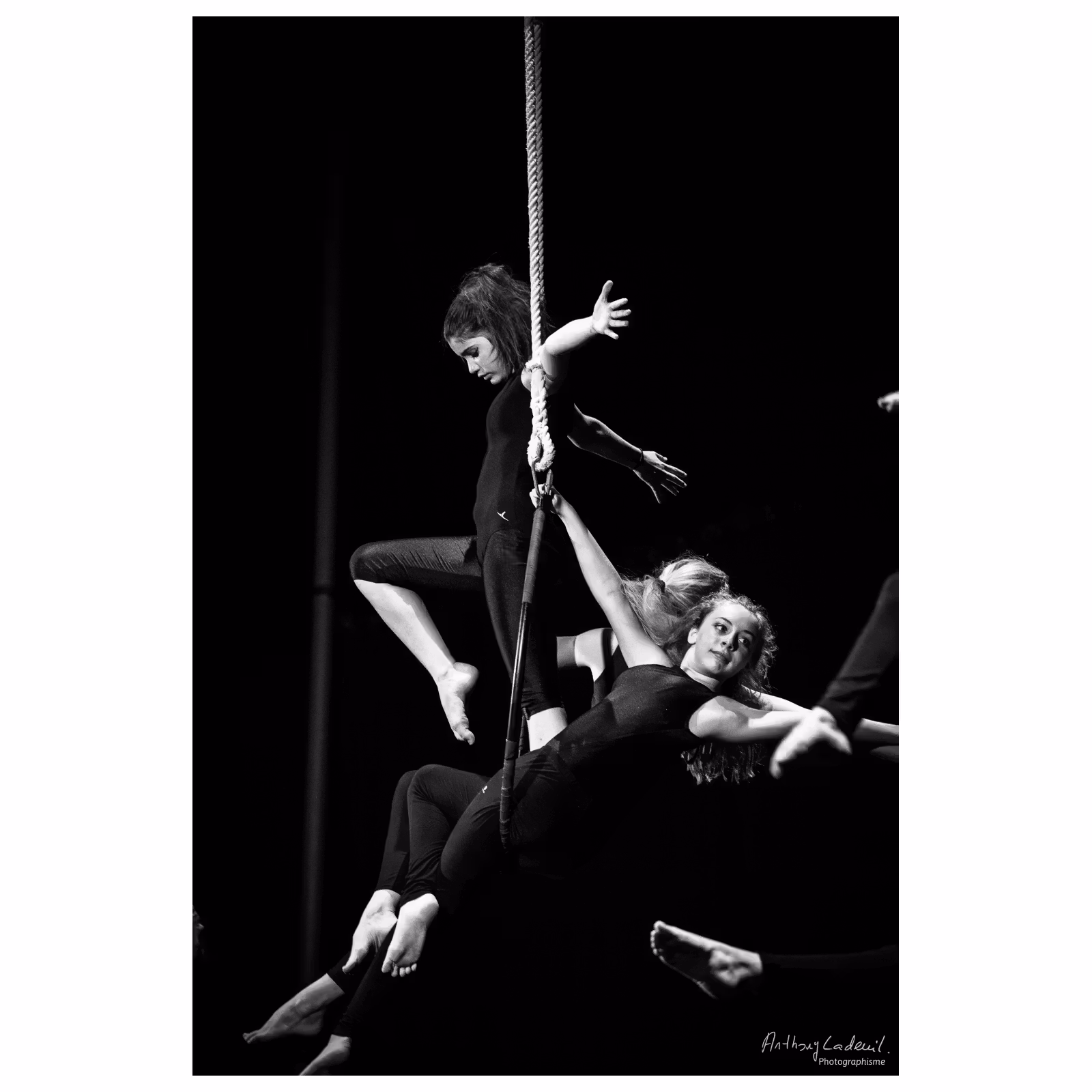 jeunes artistes de cirque suspendus à une corde