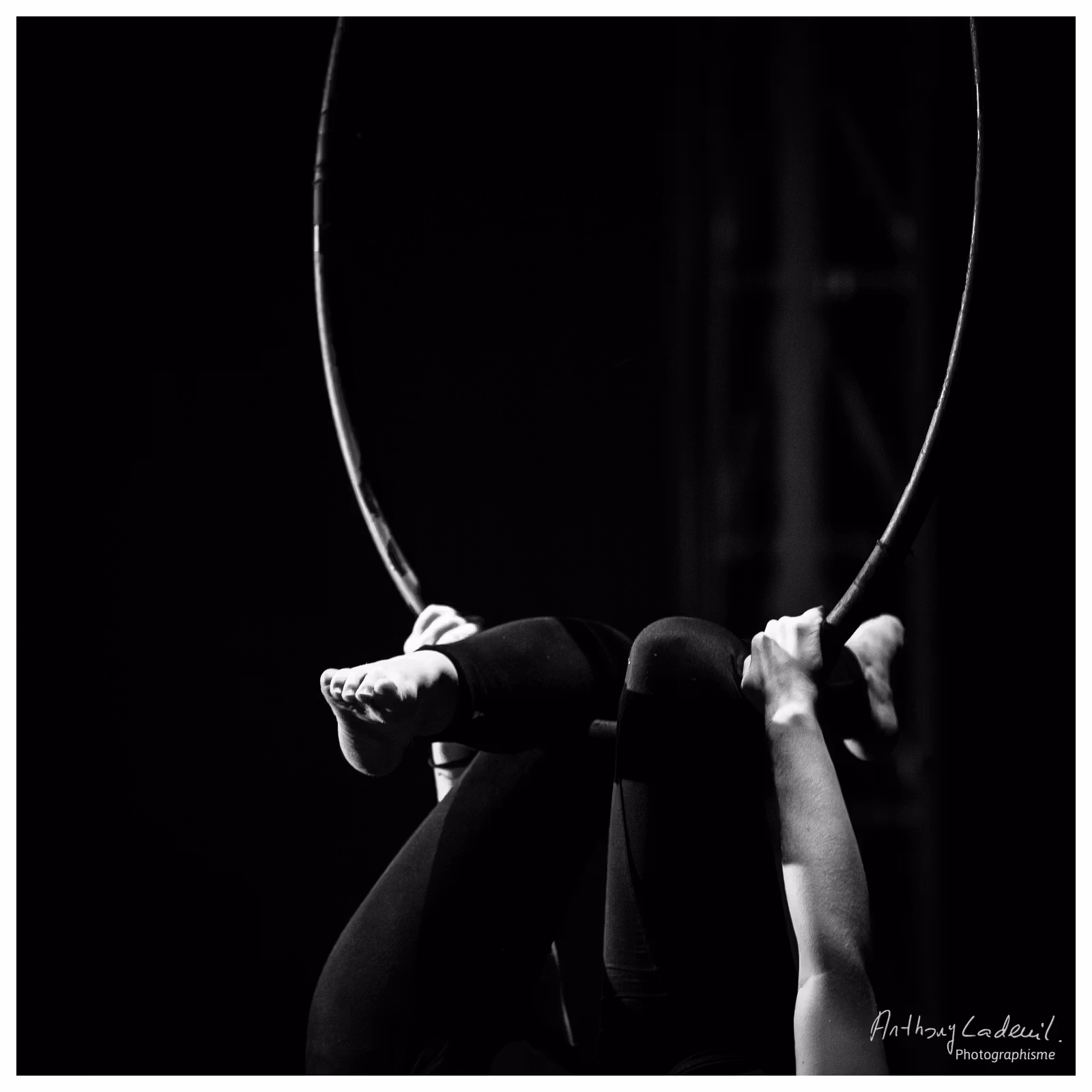 jeune femme artiste de cirque effectuant une figure suspendue sur un anneau