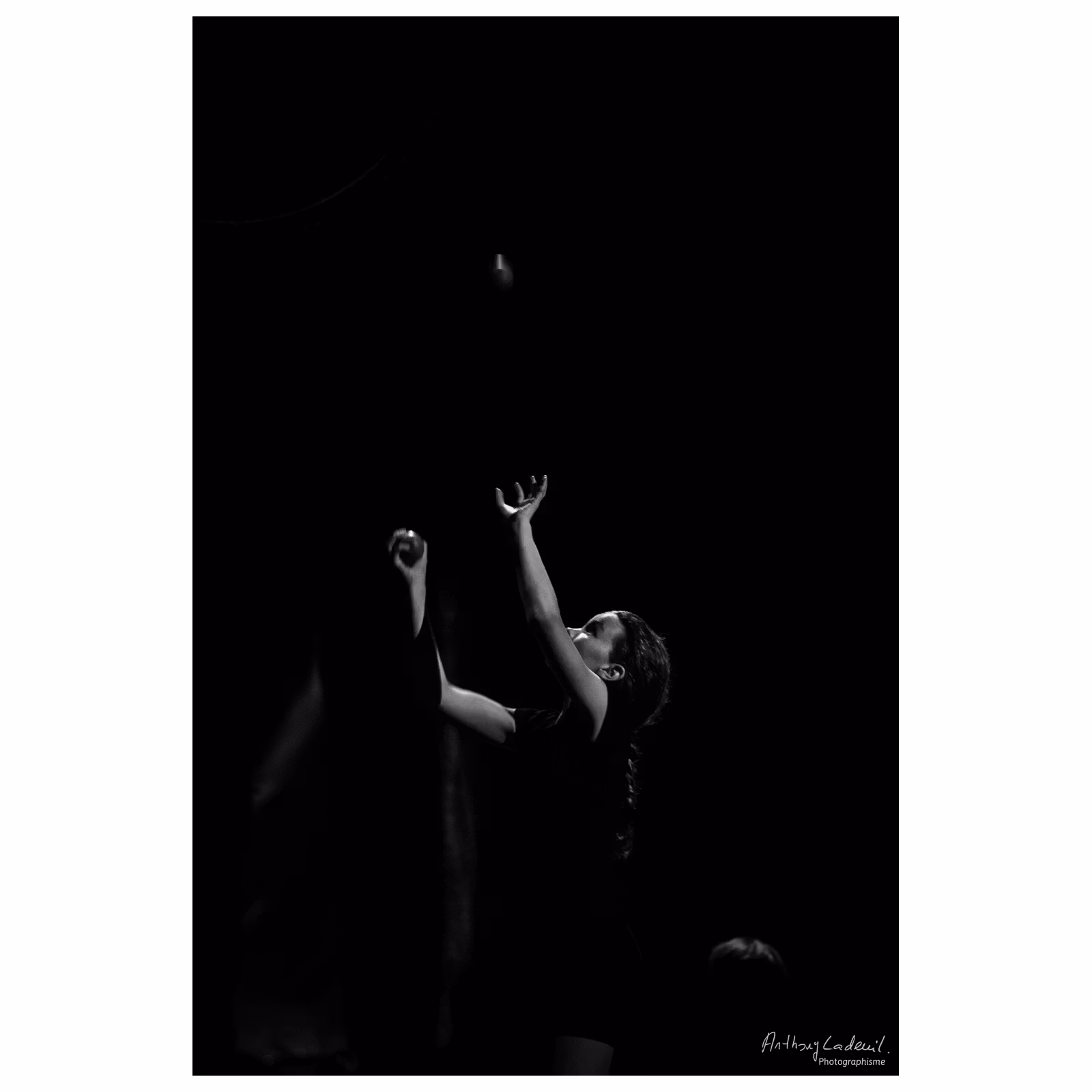 photographie d'un enfant jonglant avec des balles