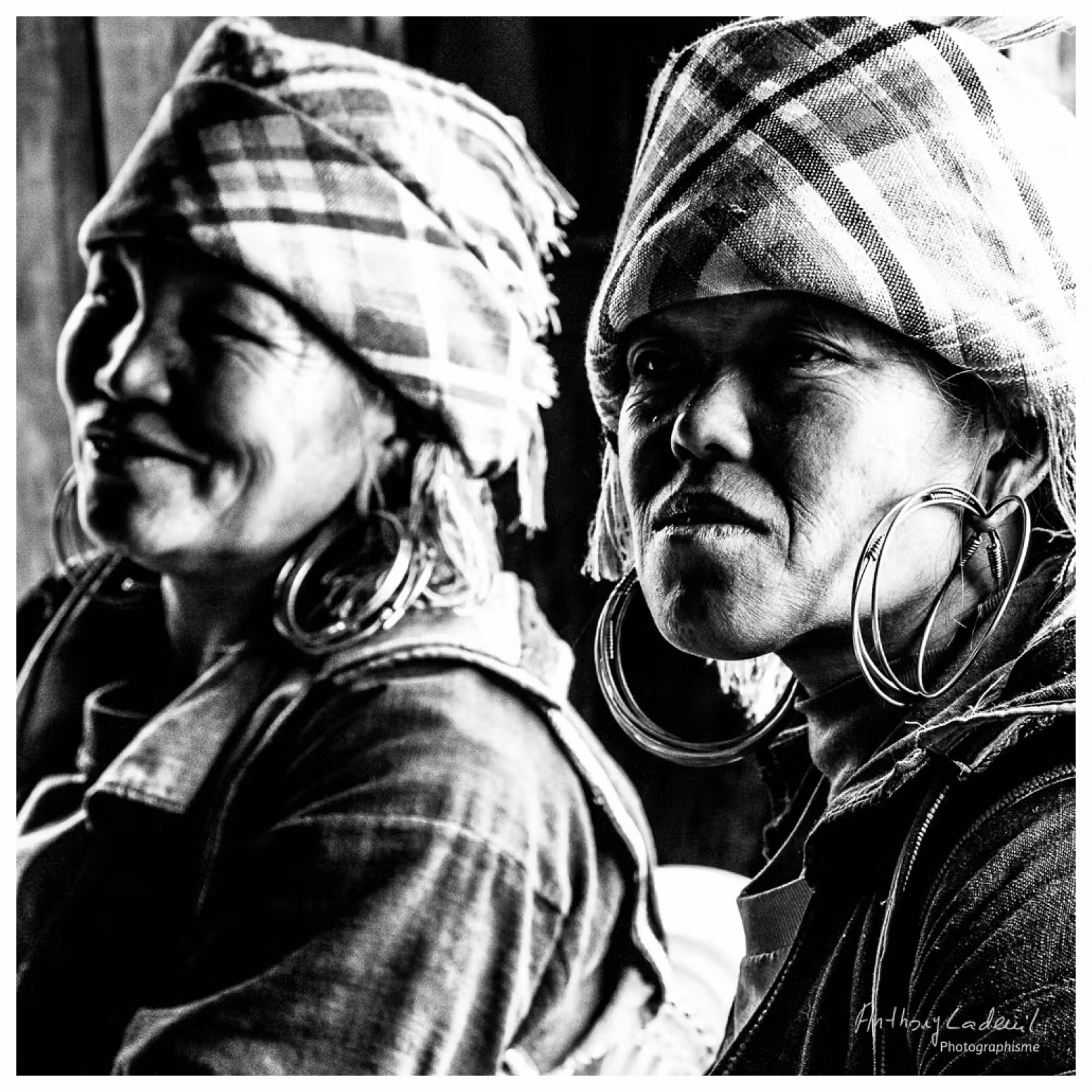 portrait de deux femmes hmongs noir en costume traditionnel