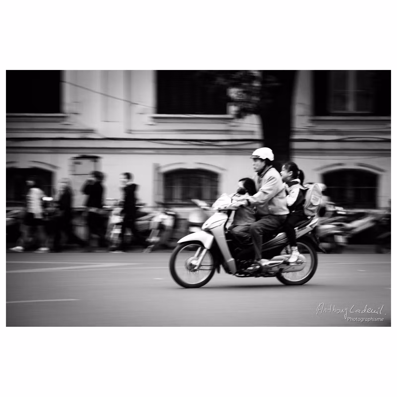 homme conduisant une moto dans Hanoï avec deux enfants