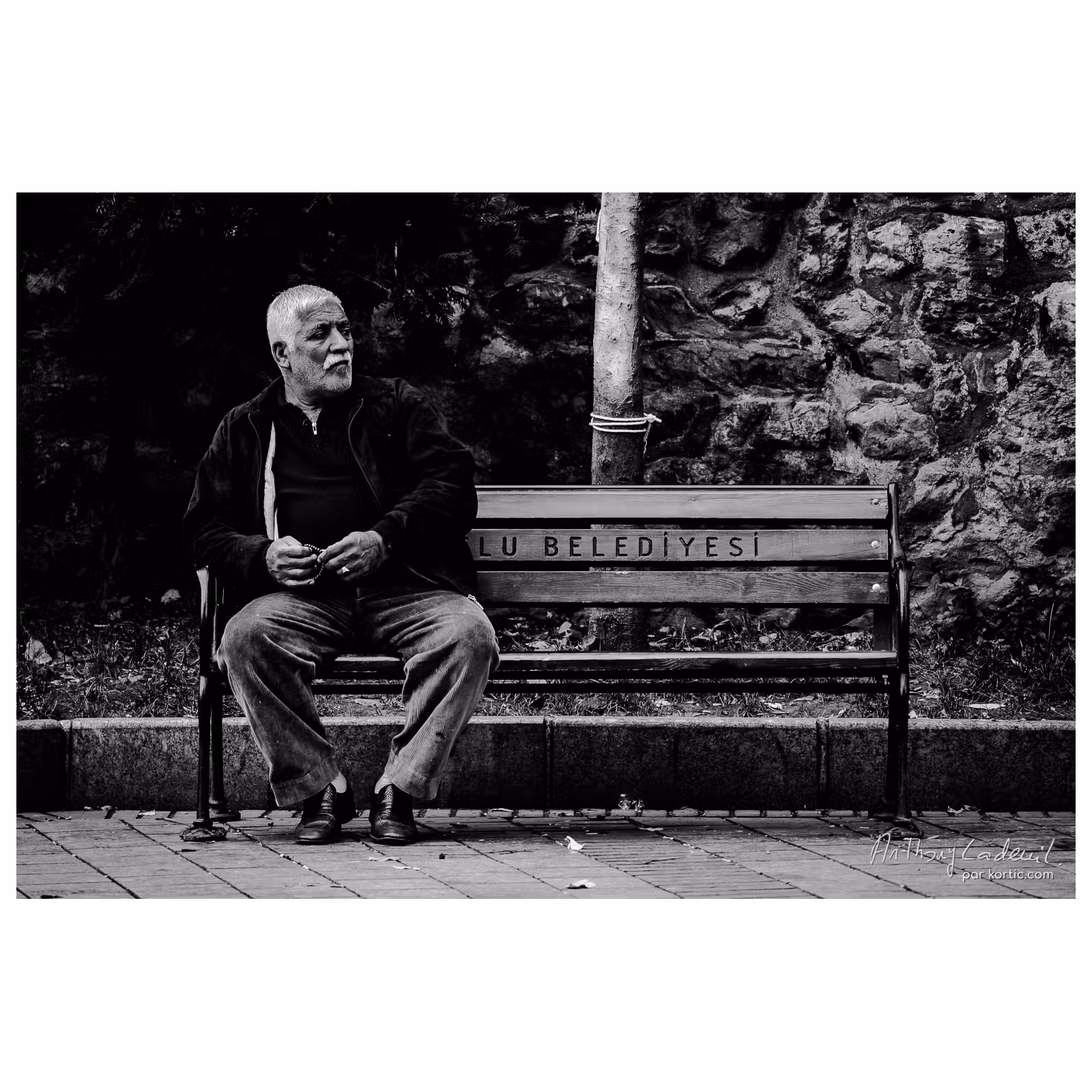 Photographie d'un homme âgé assis sur un banc à Istanbul