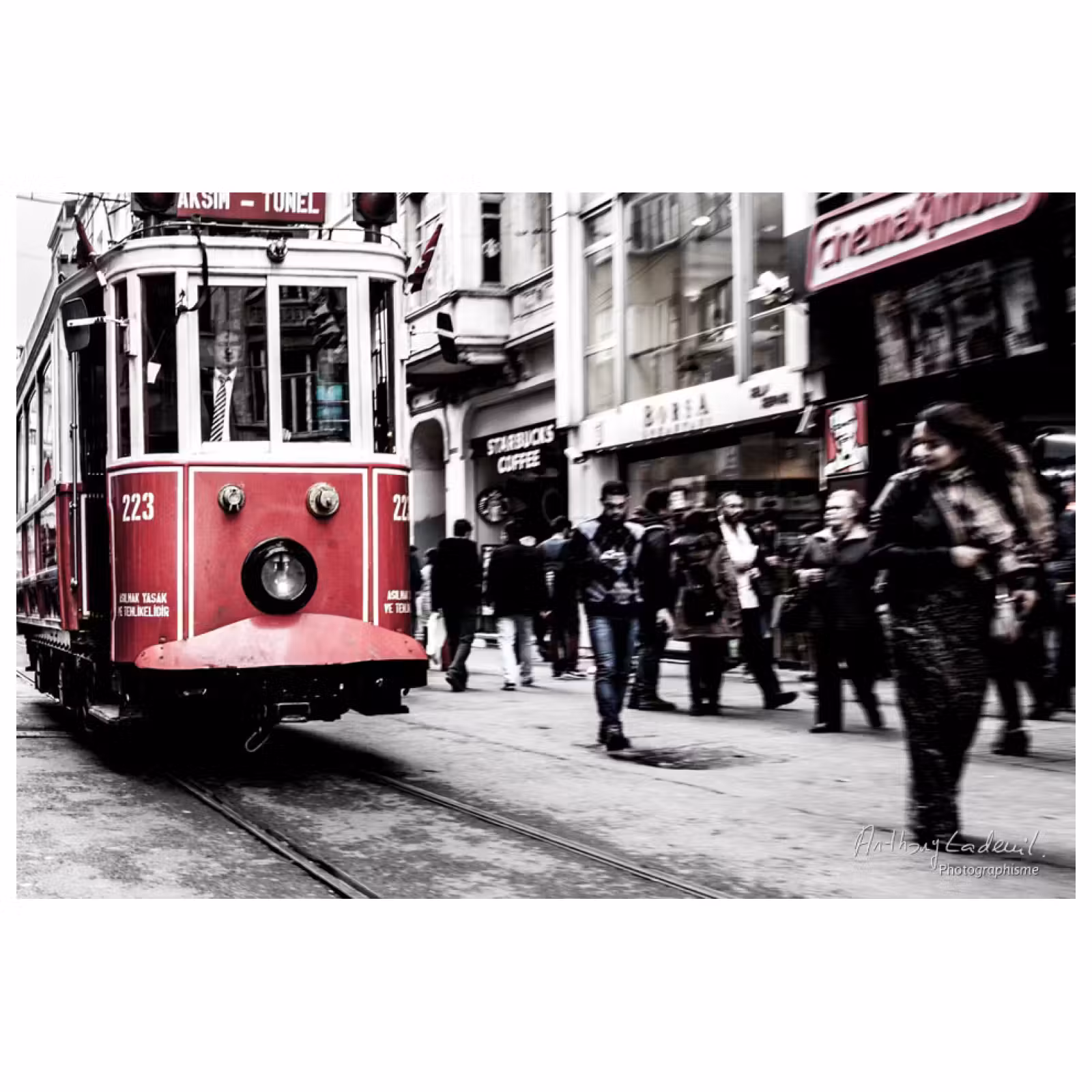 vue en contre plongée d'une rame de tramway ancien dans Istanbul