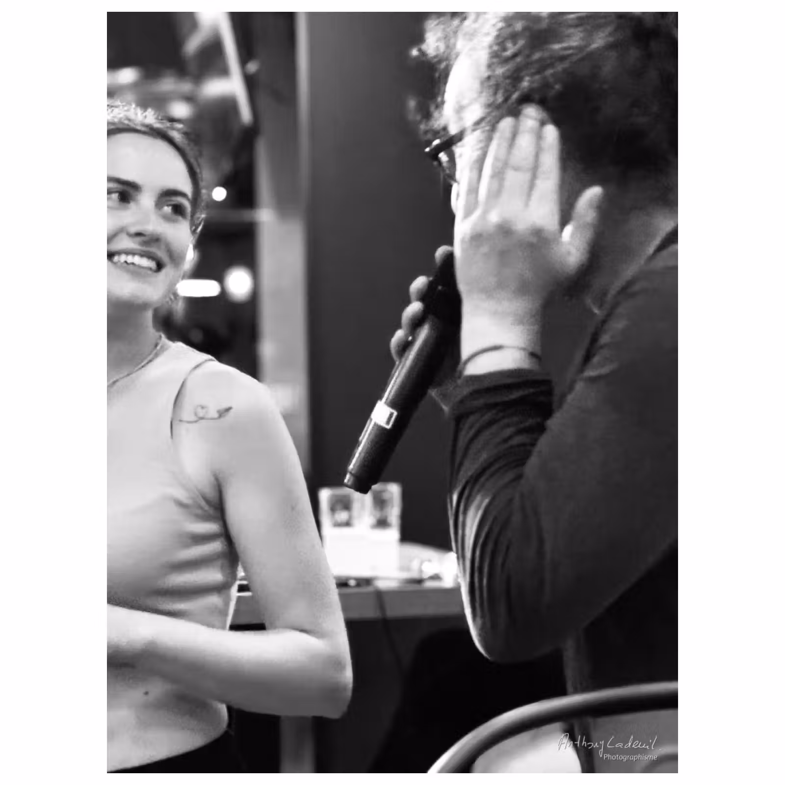 photo noir et blanc d'une jeune femme qui regarde un homme en souriant