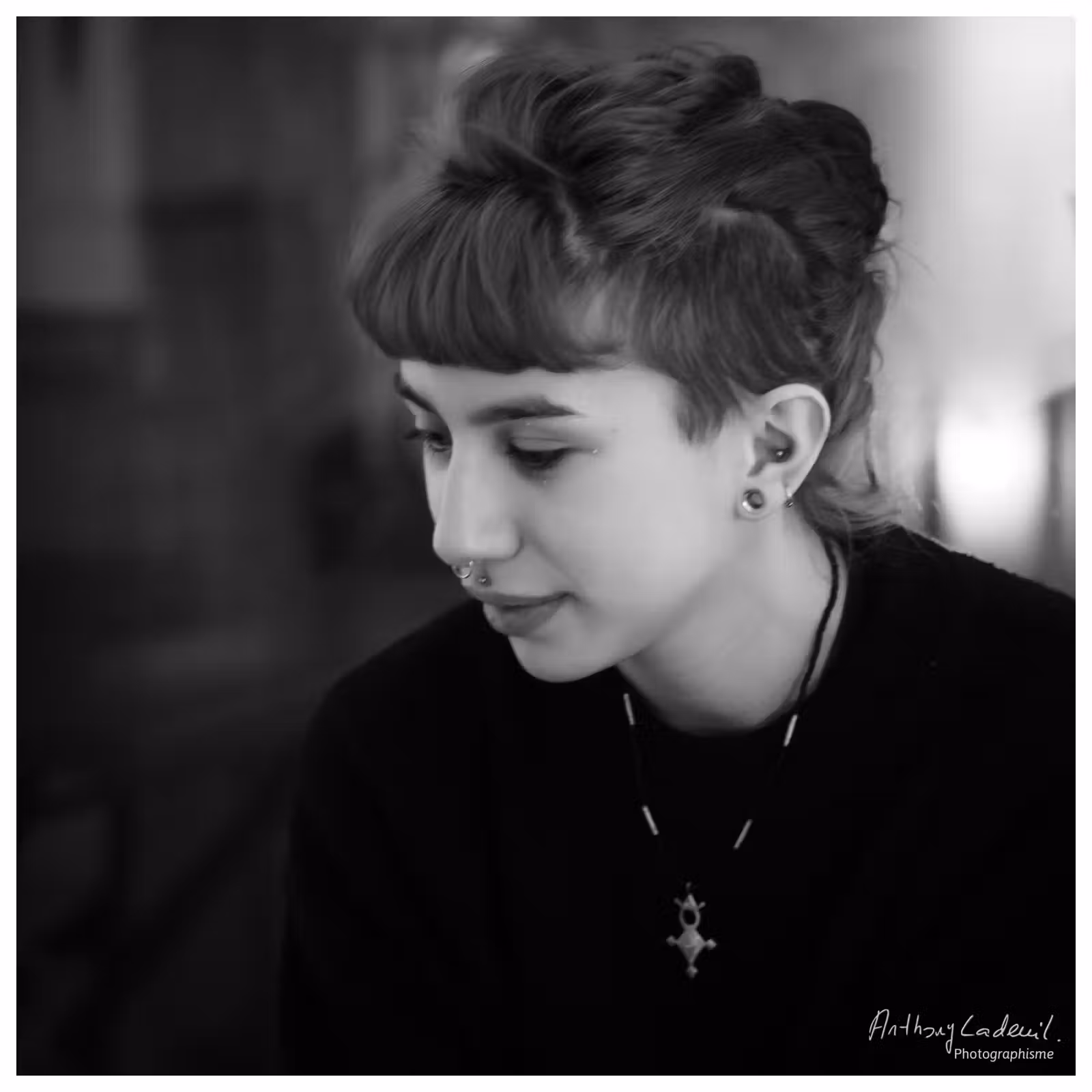 Portrait de trois quarts noir et blanc d'une jeune femme