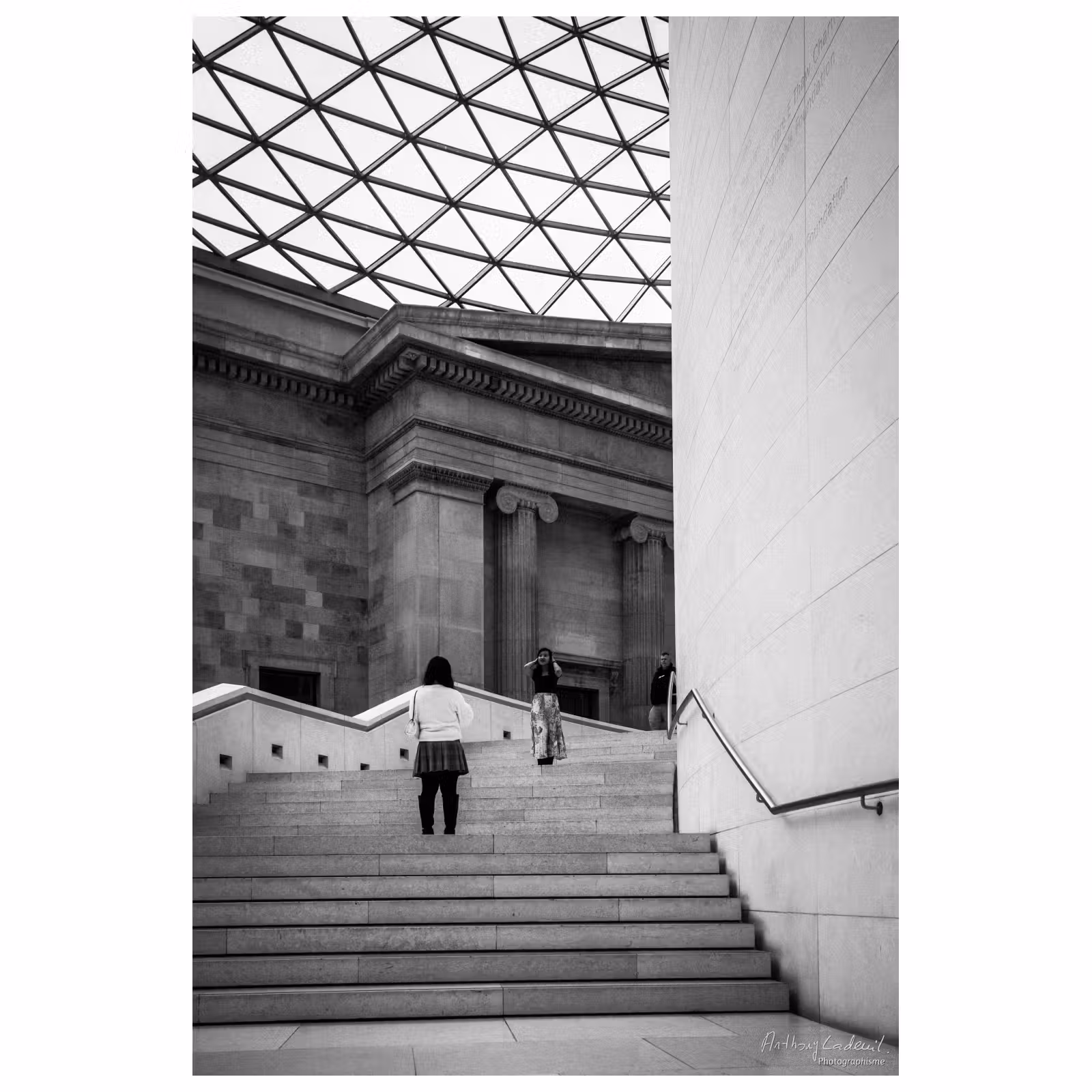 Touristes se prenant en photo sur les marches à l'intérieur du British Museum de Londres