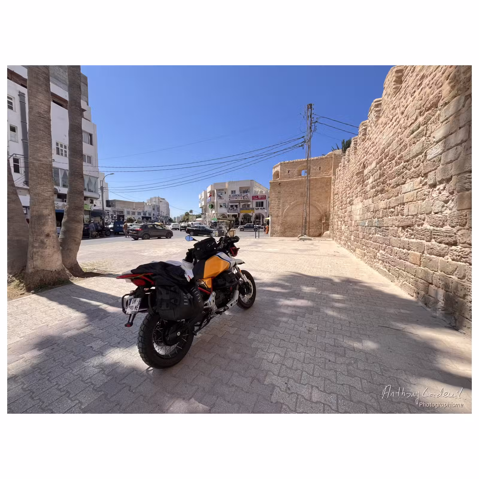 Moto Guzzi V85 TT devant la medina de Monastir