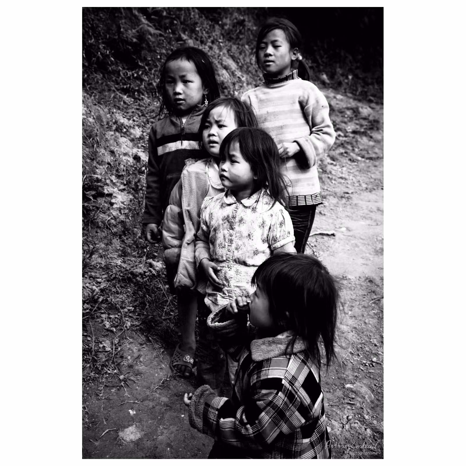 enfants vietnamiens en file indienne sur un chemin