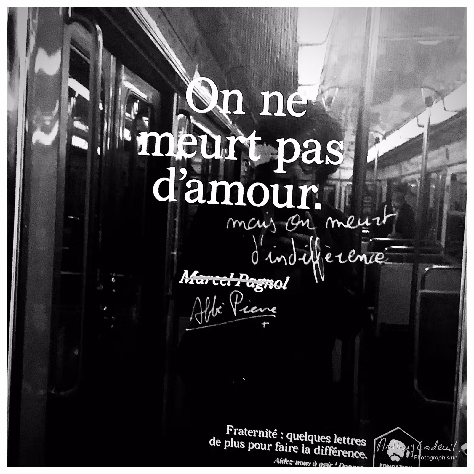 Photographie dans le metro d'une affiche de campagne de la Fondation Abbé Pierre où il est écrit « On ne meurt pas d'amour mais on meurt d'indifférence »
