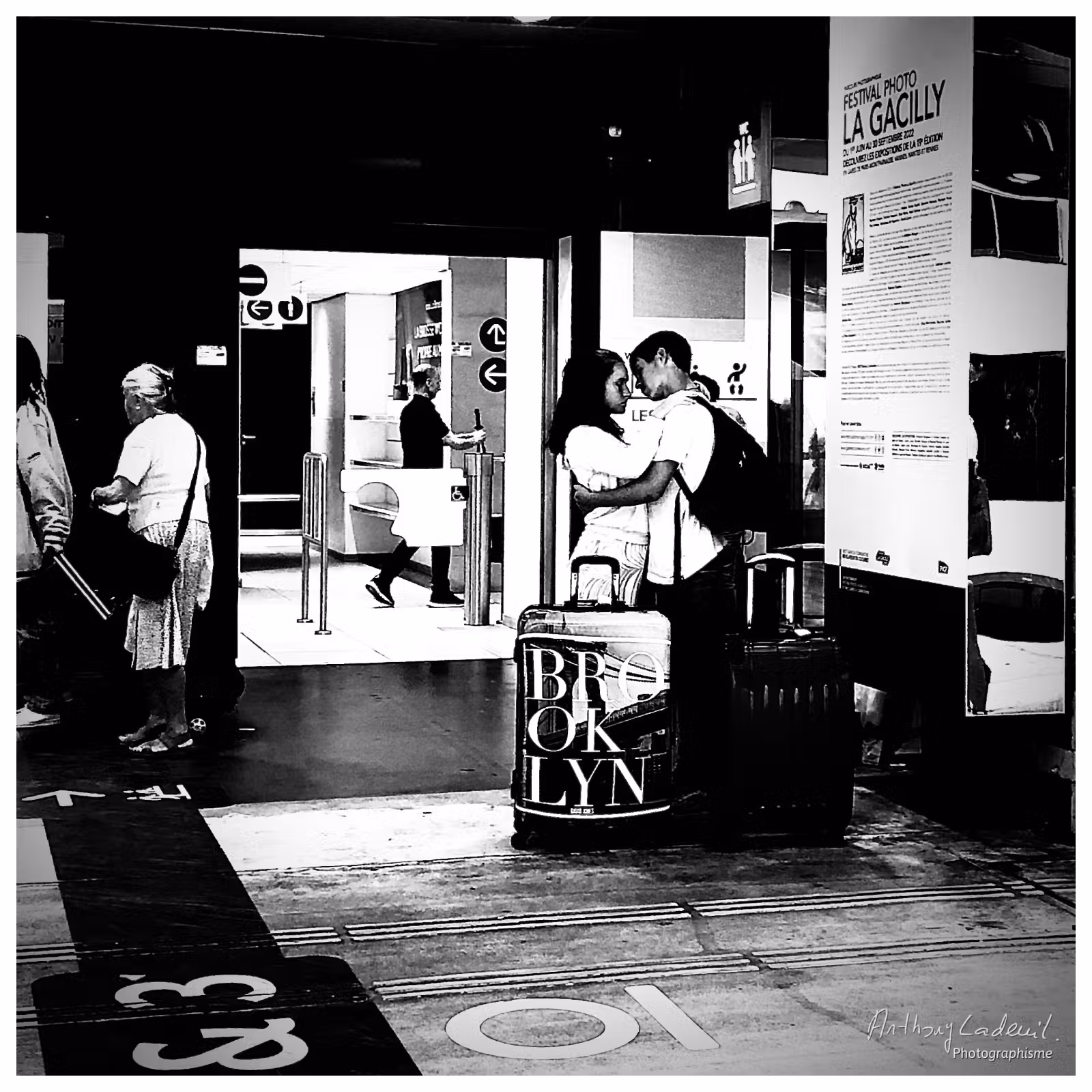 photographie du couple d'amoureux s'embrassant sur un quai de gare