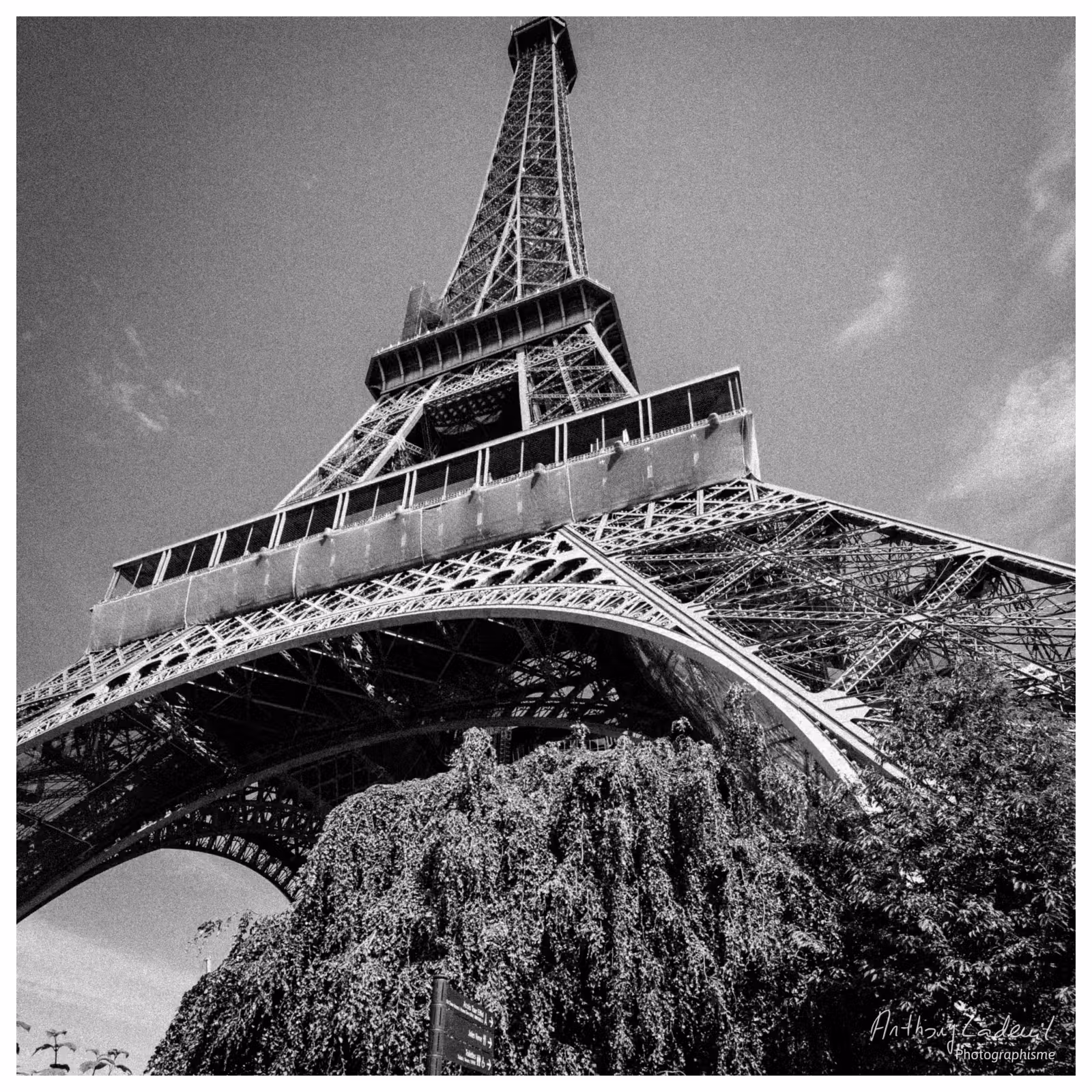 vue en grand angle au pied de la Tour Eiffel