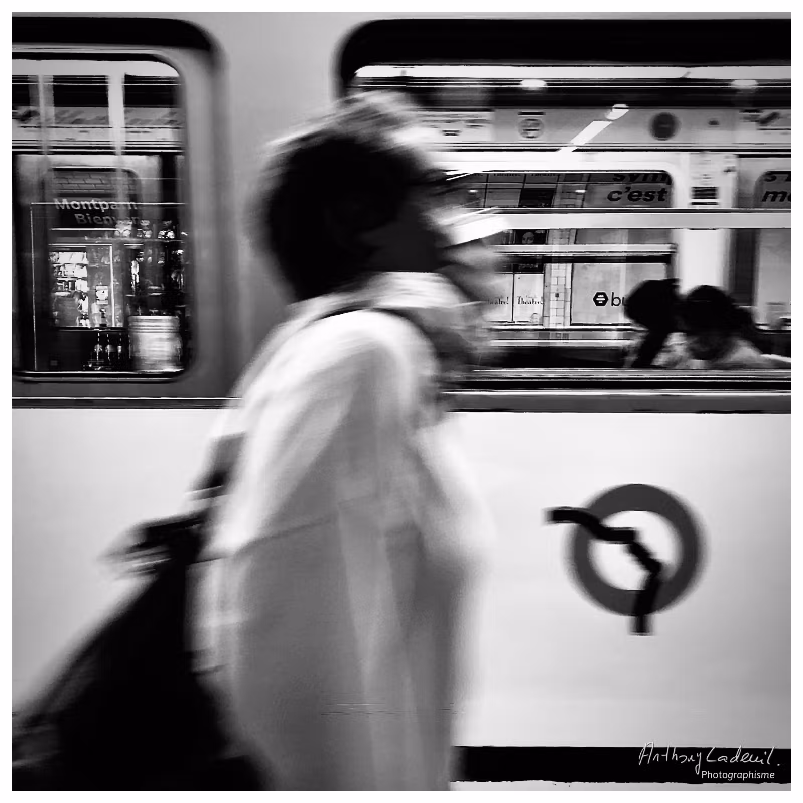 Photographie d'une personne qui marche sur un quai de metro parisien