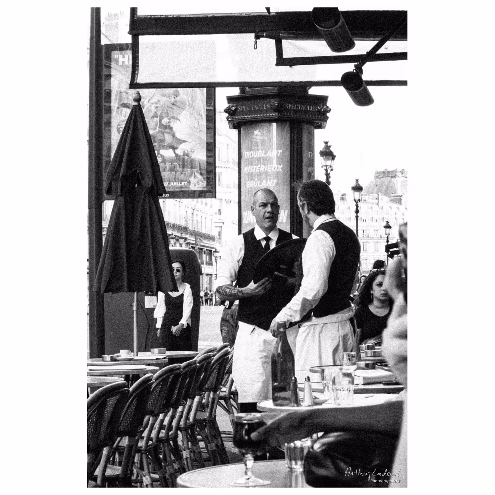 Serveurs sur la terrasse du Royal Opéra à Paris