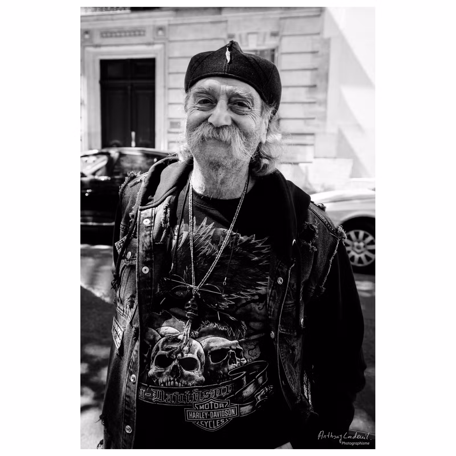 portrait d'un homme dans une brocante parisienne