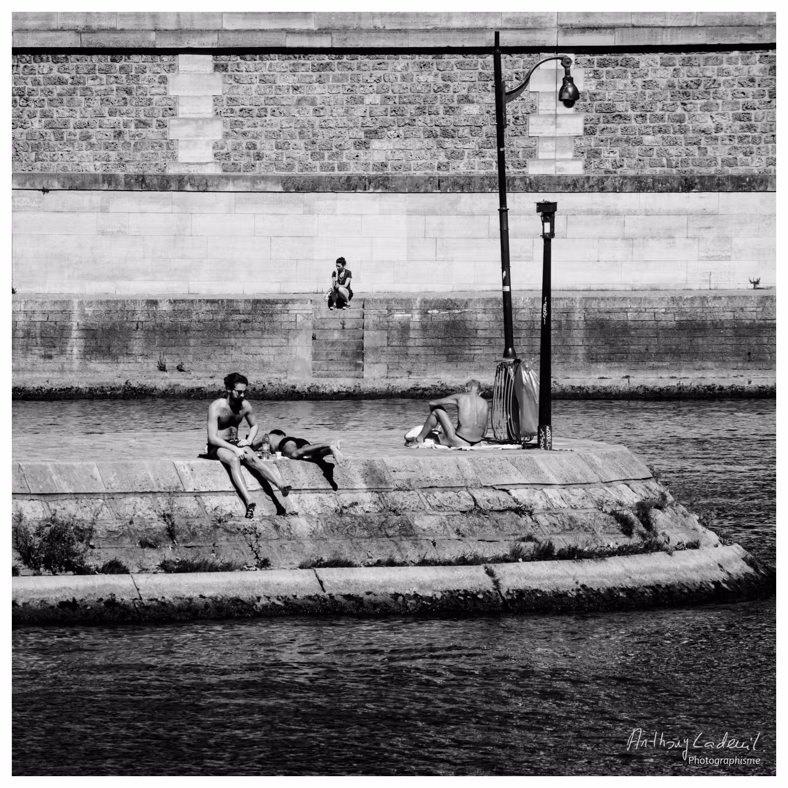 photographie de personnes prenant le soleil au bord de la Seine