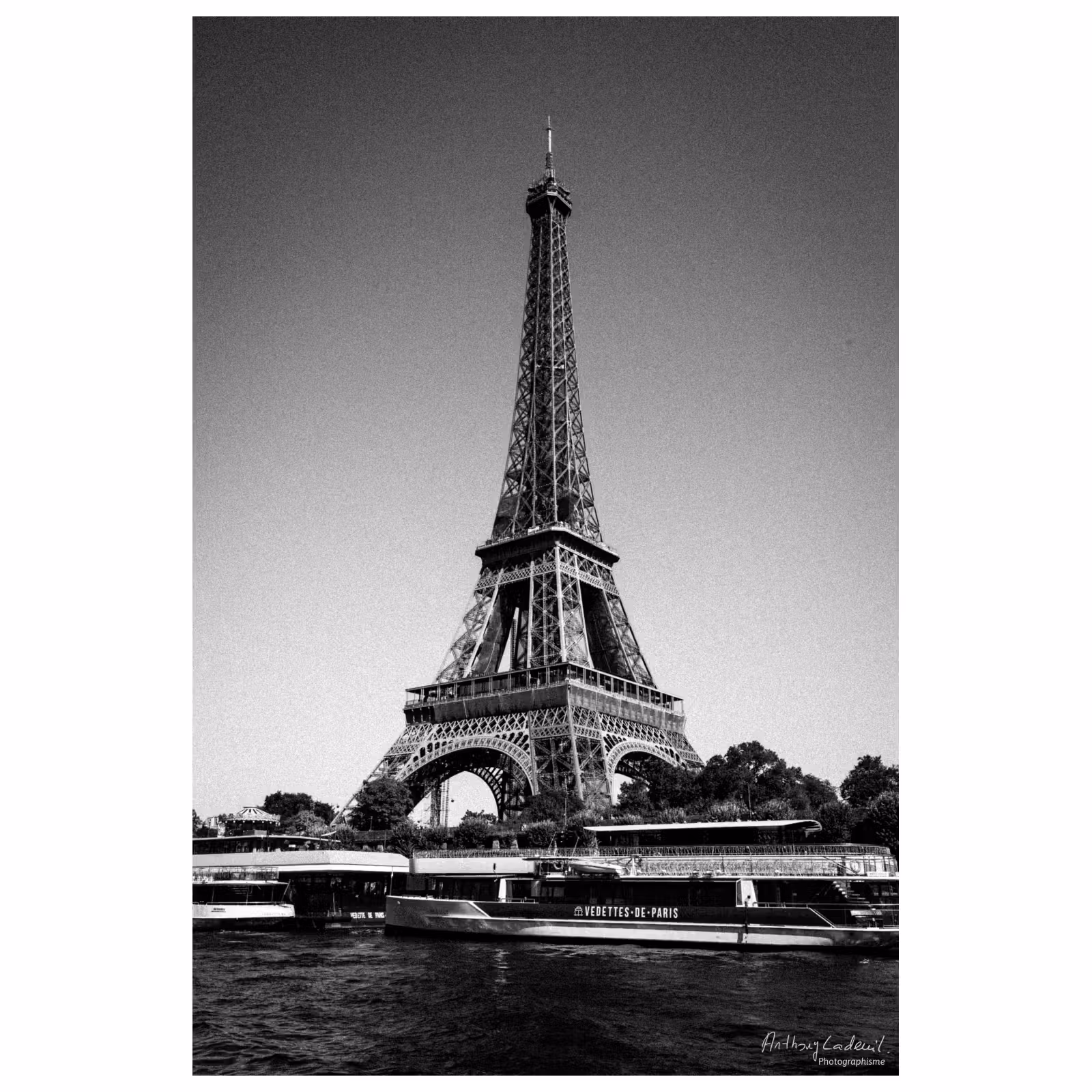 photographie de la tour Eiffel vue de la Seine