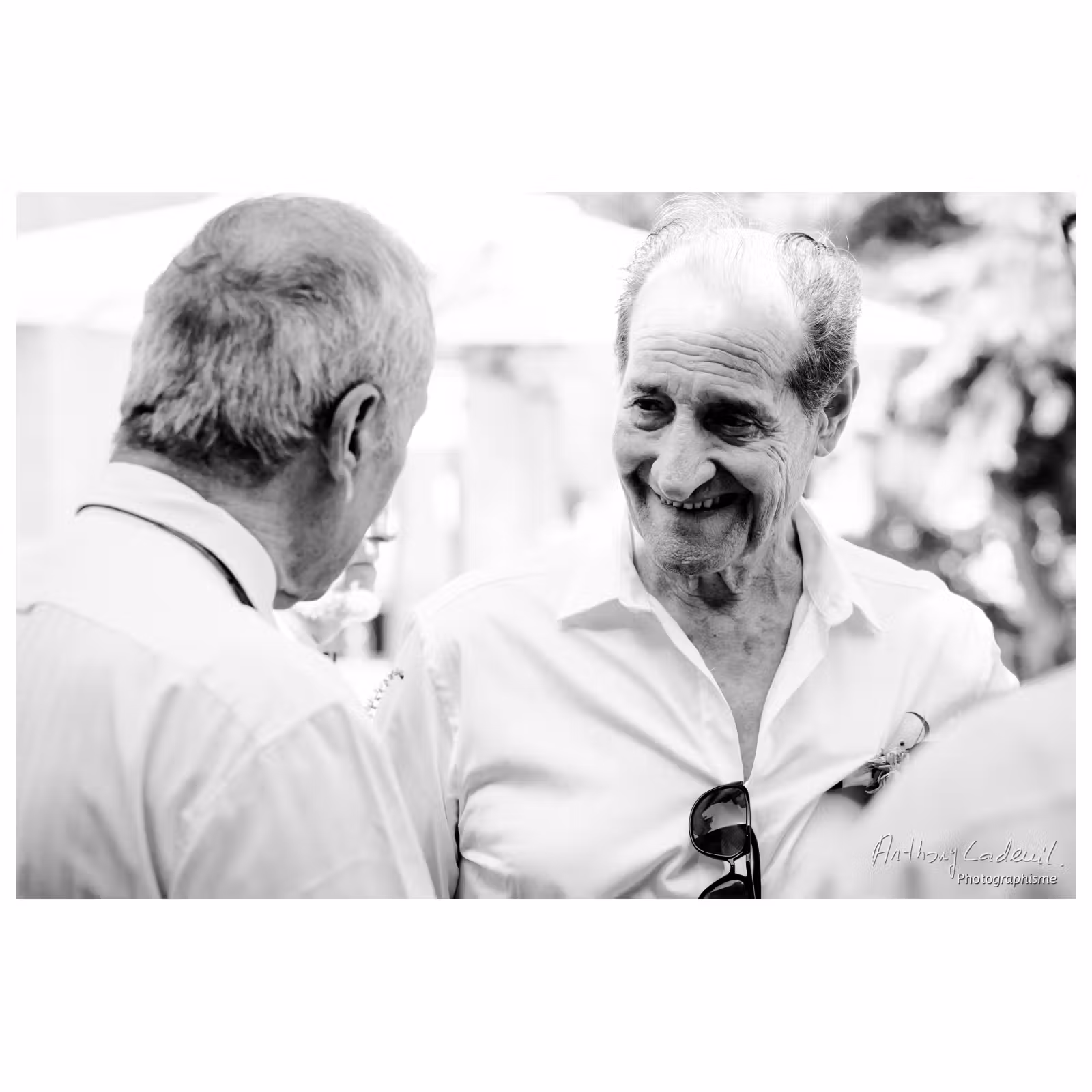 portrait noir et blanc de deux hommes discutant