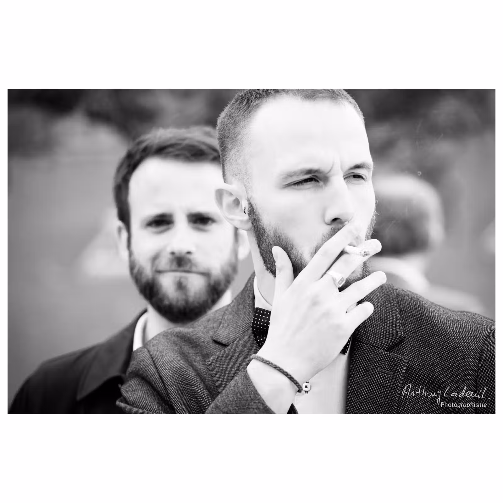 portrait de deux jeunes hommes en plans décalés
