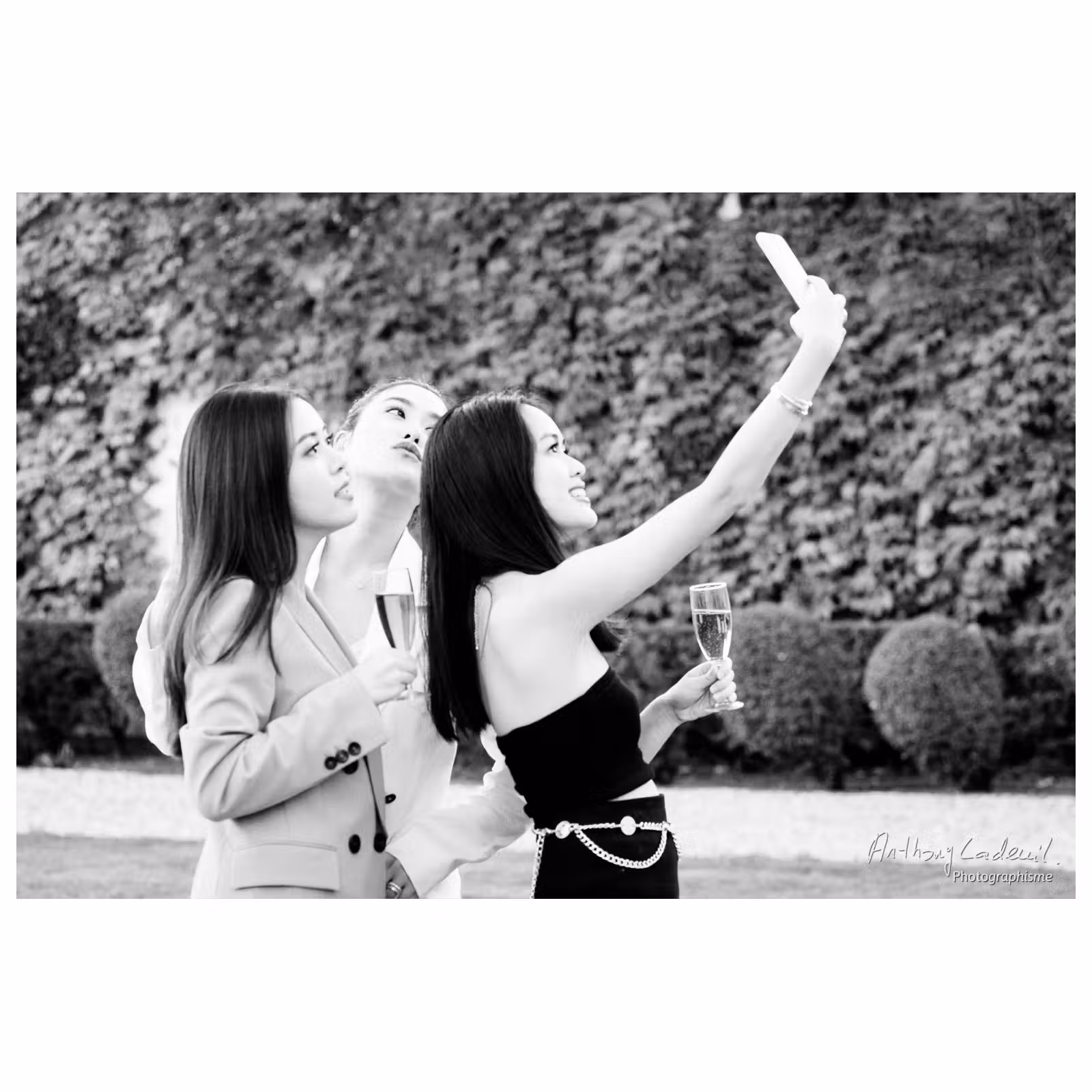 trois jeune femmes faisant un selfy