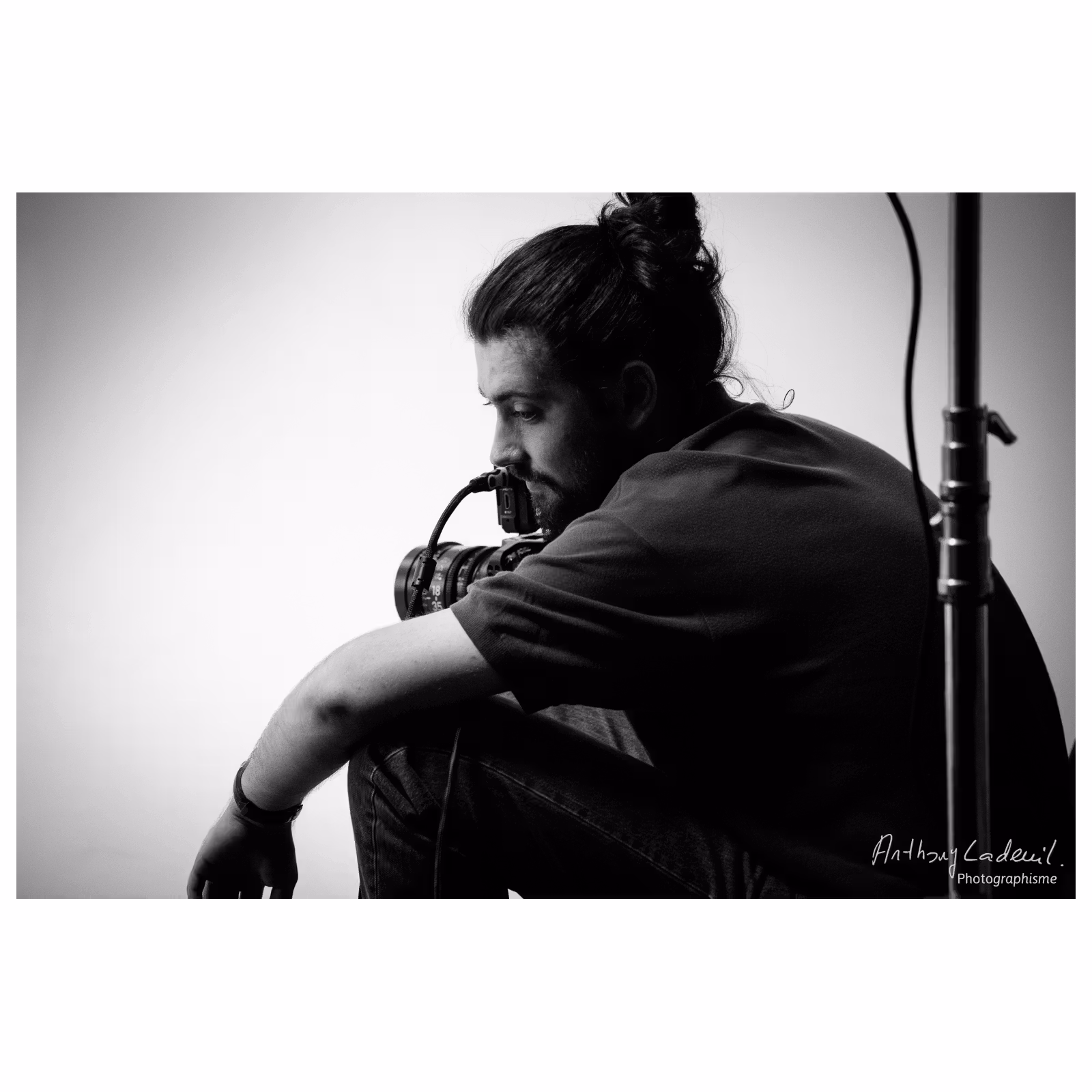 portrait d'un homme pensif de profil