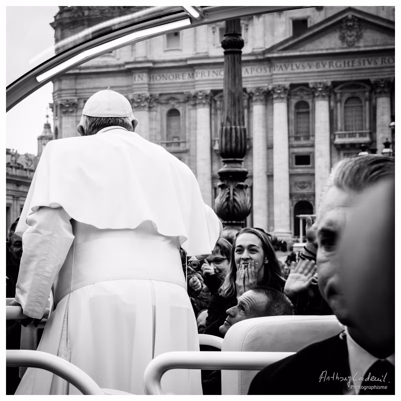 Visage extasié d'une jeune femme voyant le pape François place Saint Pierre du Vatican