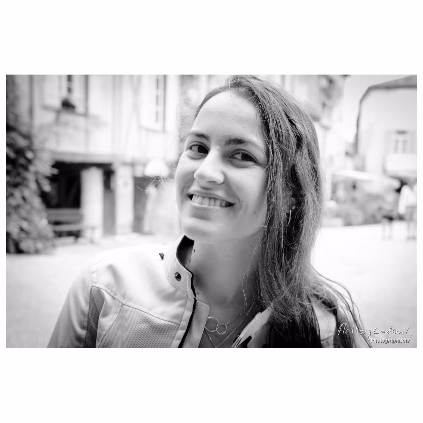 Portrait sur le vif en noir et blanc d'une jeune femme souriante #2