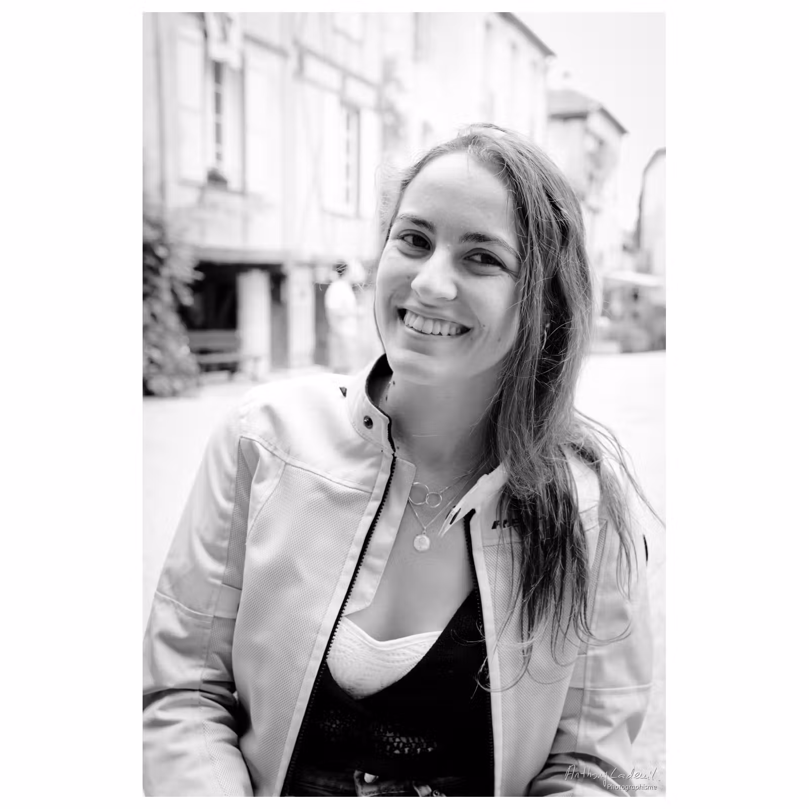 Portrait sur le vif en noir et blanc d'une jeune femme souriante