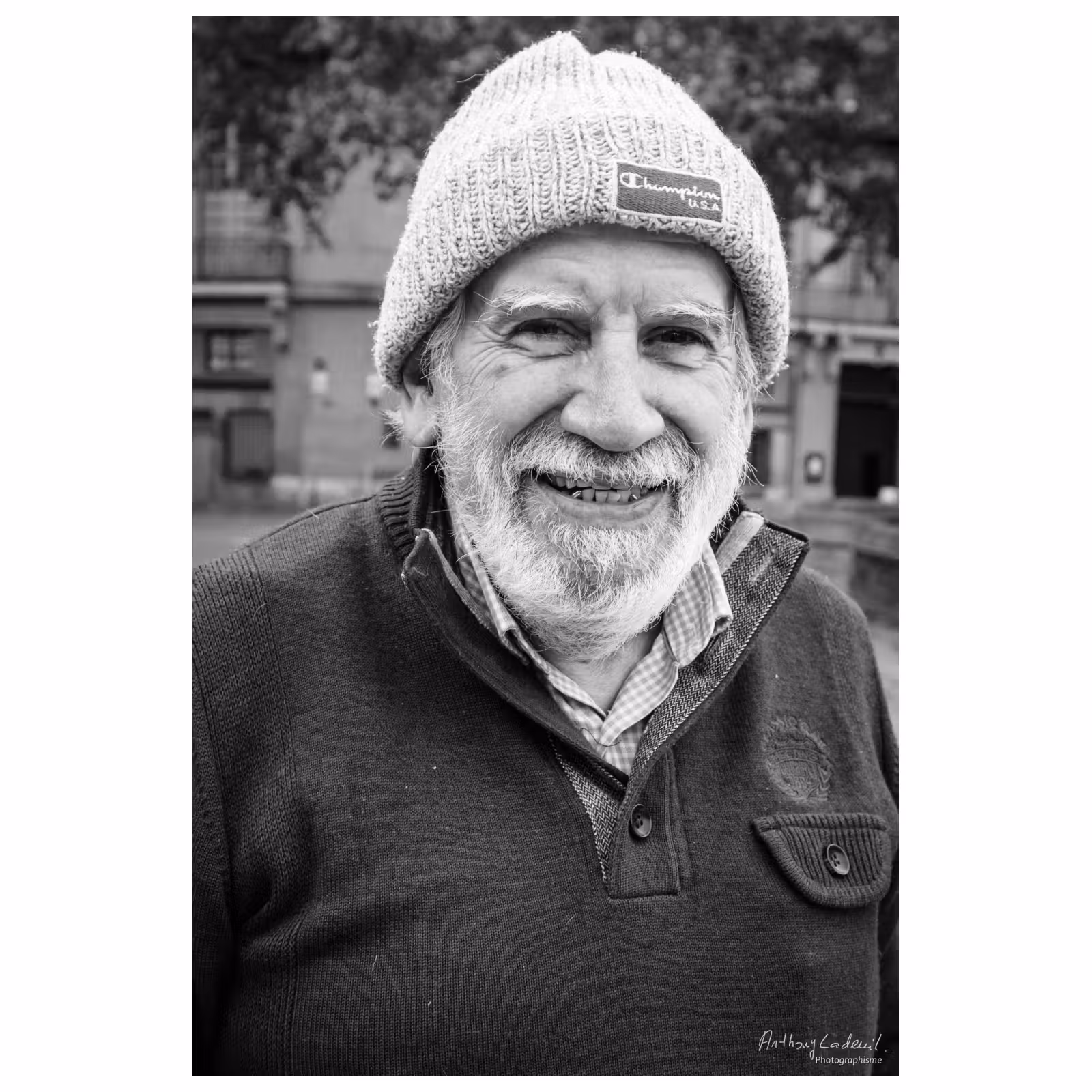 Portrait en noir et blanc d'un homme âgé portant un bonnet