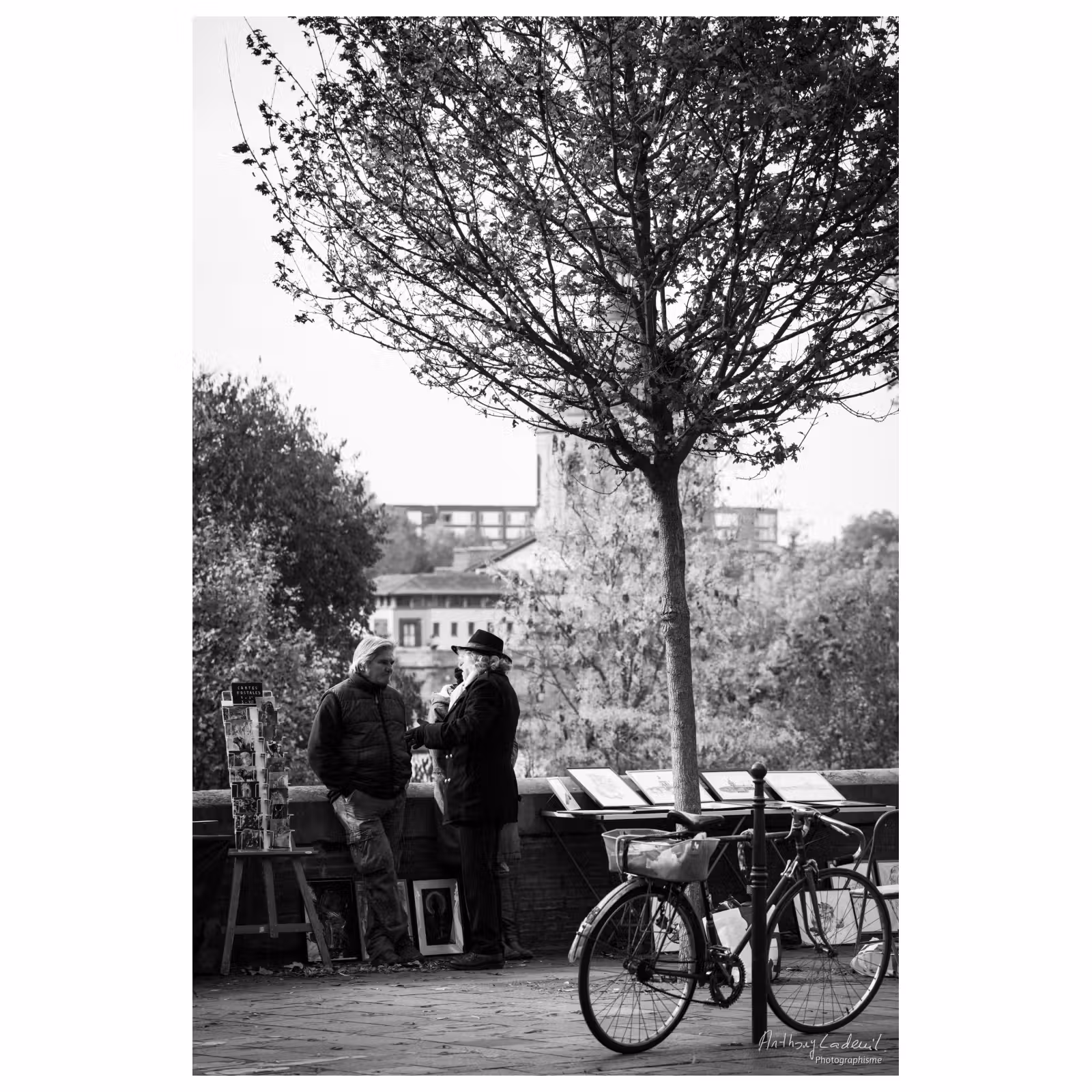 photographie de rue avec deux hommes qui discutent sur un rempart