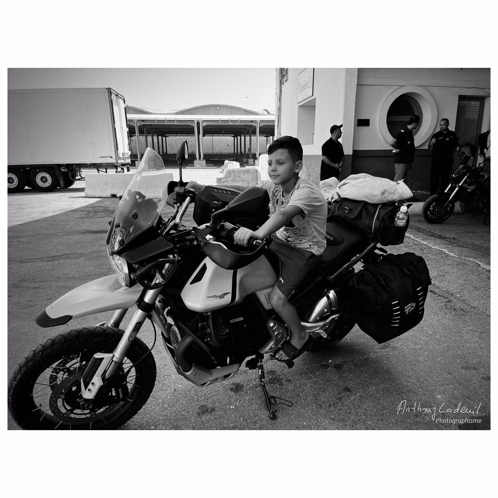 Jeune garçon sur une moto Guzzi V85 TT