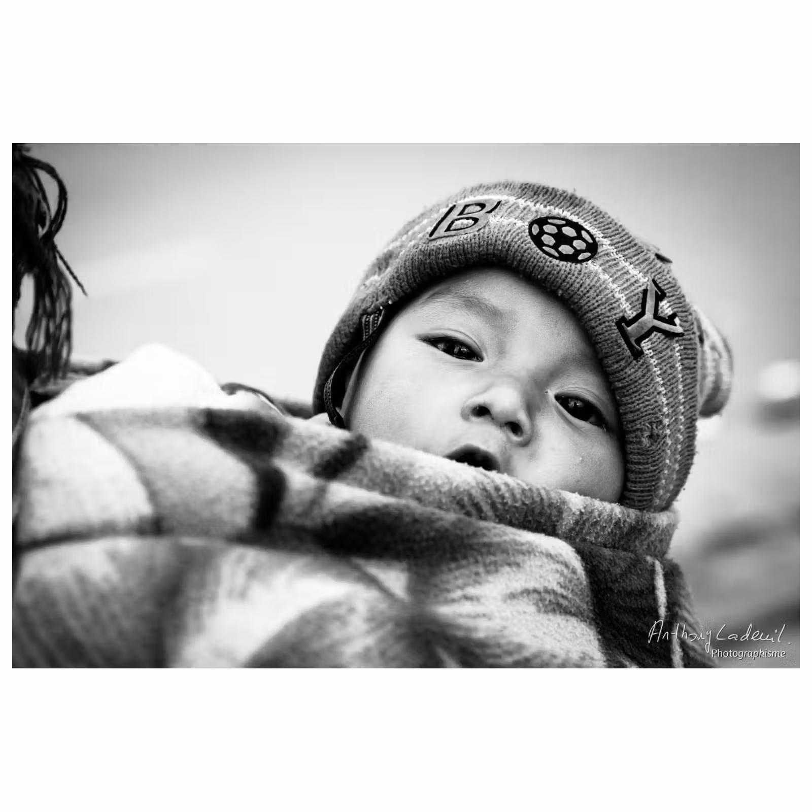 portrait d'un jeune enfant vietnamien portant un bonnet brodé