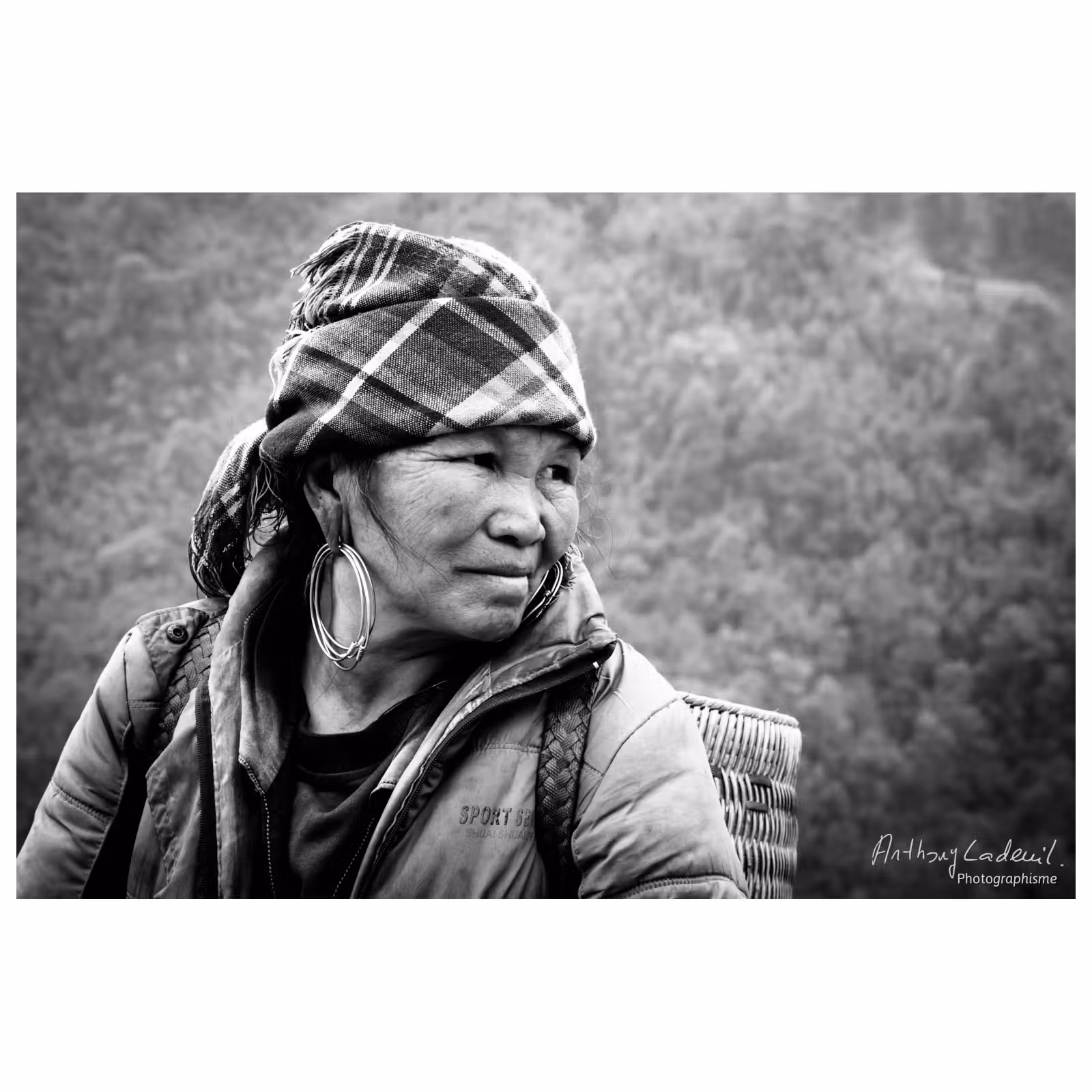 portrait d'une femme vietnamienne hmong en tenue traditionnelle
