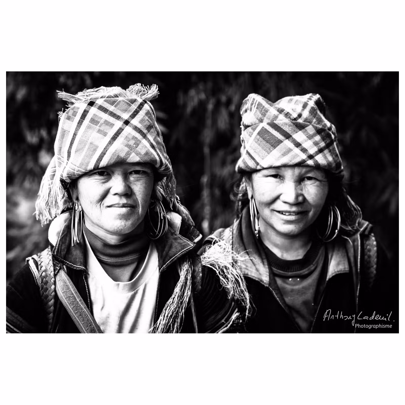 Portrait de deux femmes h'mongs avec des coiffes traditionnelles