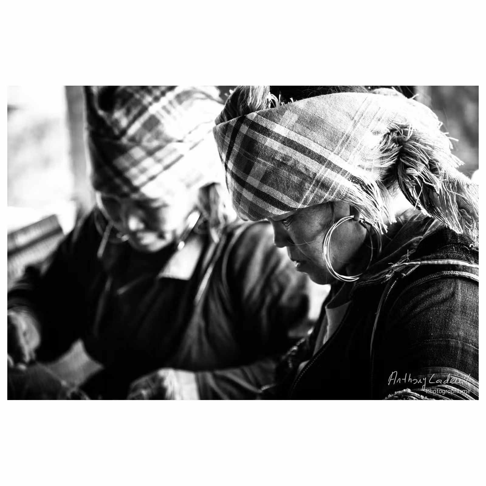 Portrait de deux femmes h'mongs avec des coiffes traditionnelles