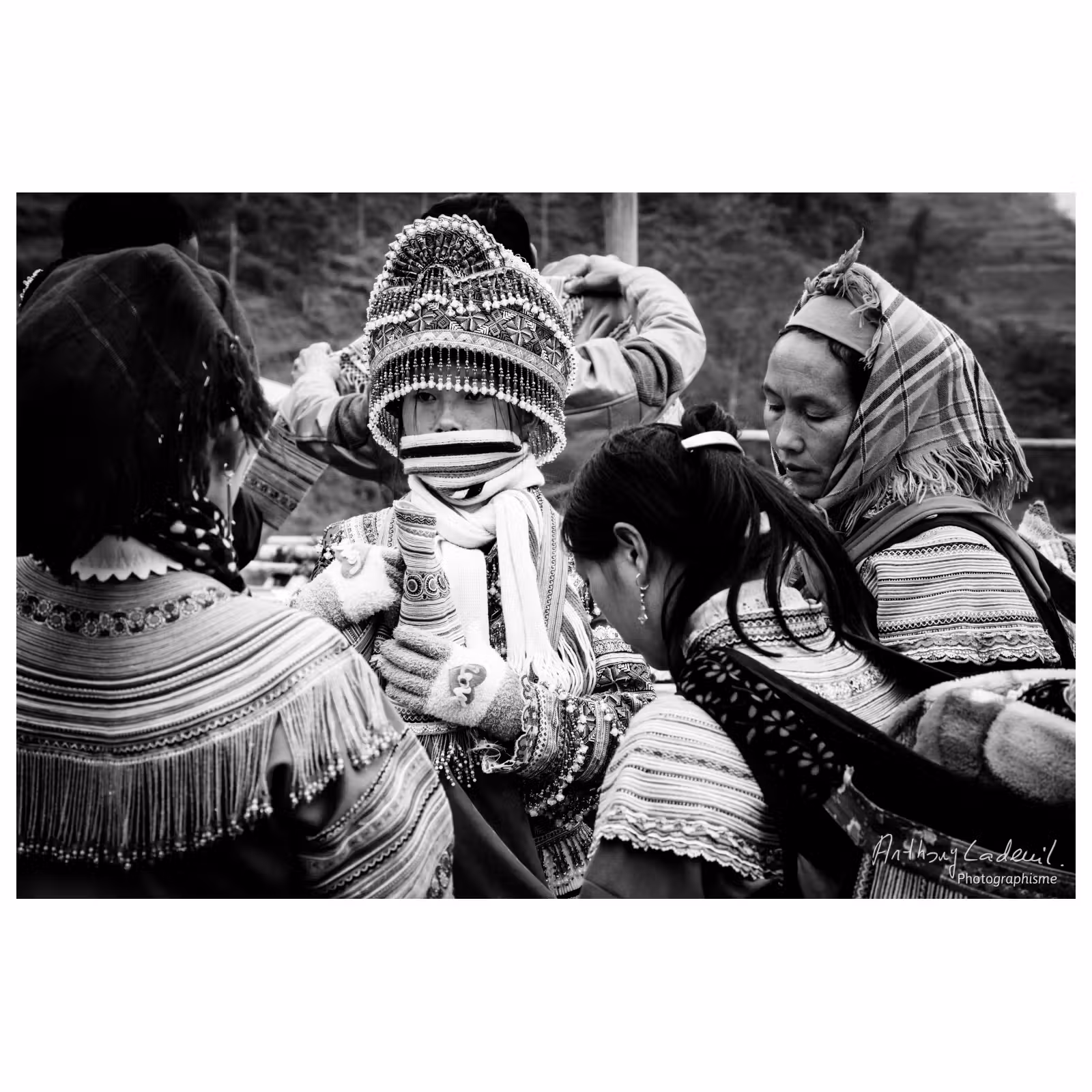 Enfants vietnamiens en tenues traditionnelles bigarrées