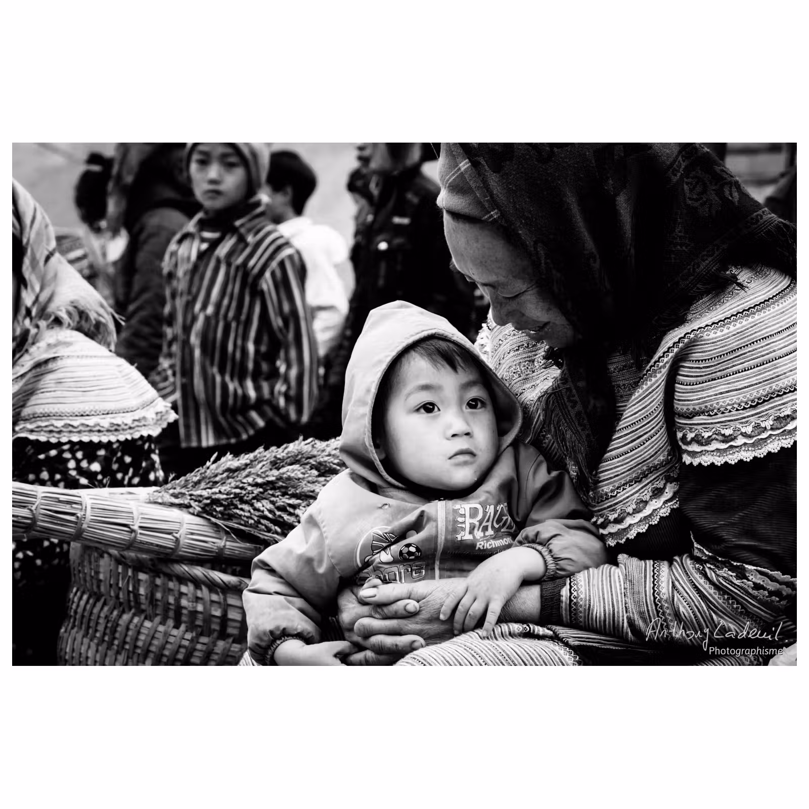 enfant vietnamien dans les bras d'une personne âgée